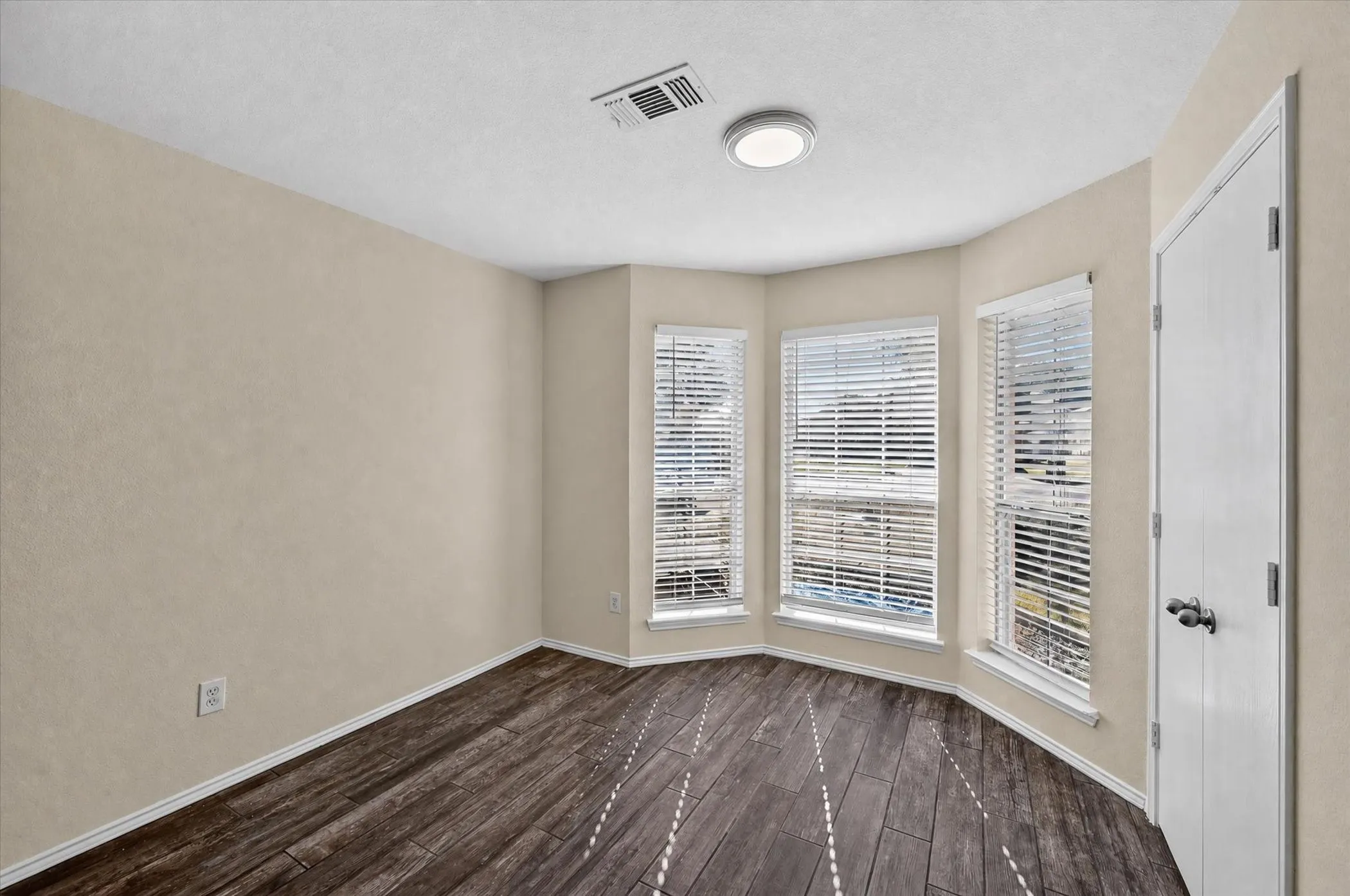 Single Family Residence For Sale in Johnson County , 1137 Darren Drive, Burleson, Texas 76028, 3 Bedroom, 2 Bathroom, 2 Garage spaces, 1,486 Sqft, built in 1999, mls#21376419, Real Estate Agent in Burleson, Homes For Sale in Johnson county, Homes For Sale in Burleson, Realtor in Burleson Texas, Real Estate Brokerage Independent Realty Texas, Luminita Cordes Realtor