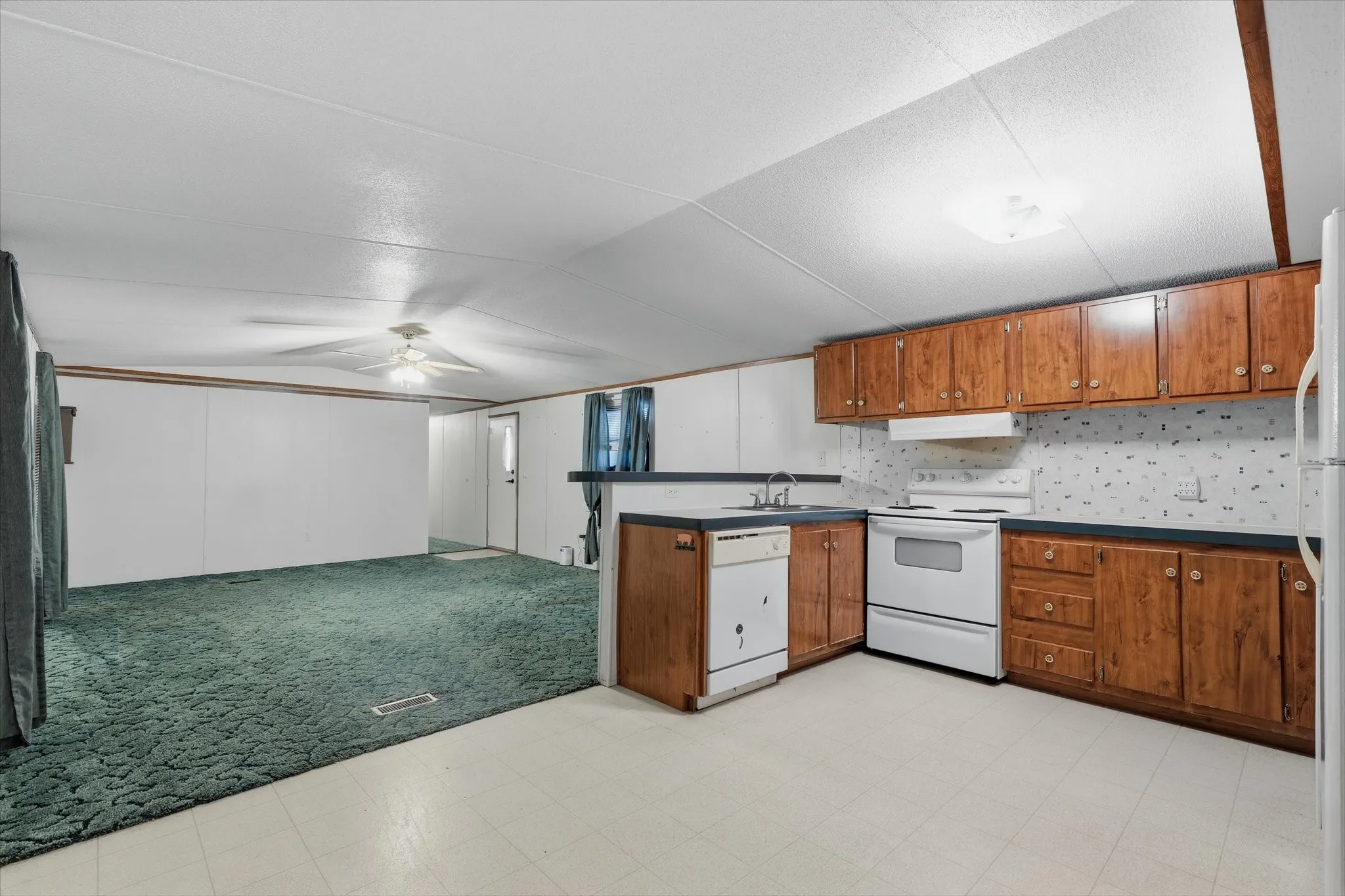 Farm For Sale in Van Zandt County , 521 Vz County Road 3501, Wills Point, Texas 75169, 6 Bedroom, 4 Bathroom, Garage spaces, 2,744 Sqft, built in 2010, mls#21376128, Real Estate Agent in Wills Point, Homes For Sale in Van Zandt county, Homes For Sale in Wills Point, Realtor in Wills Point Texas, Real Estate Brokerage Independent Realty Texas, Luminita Cordes Realtor