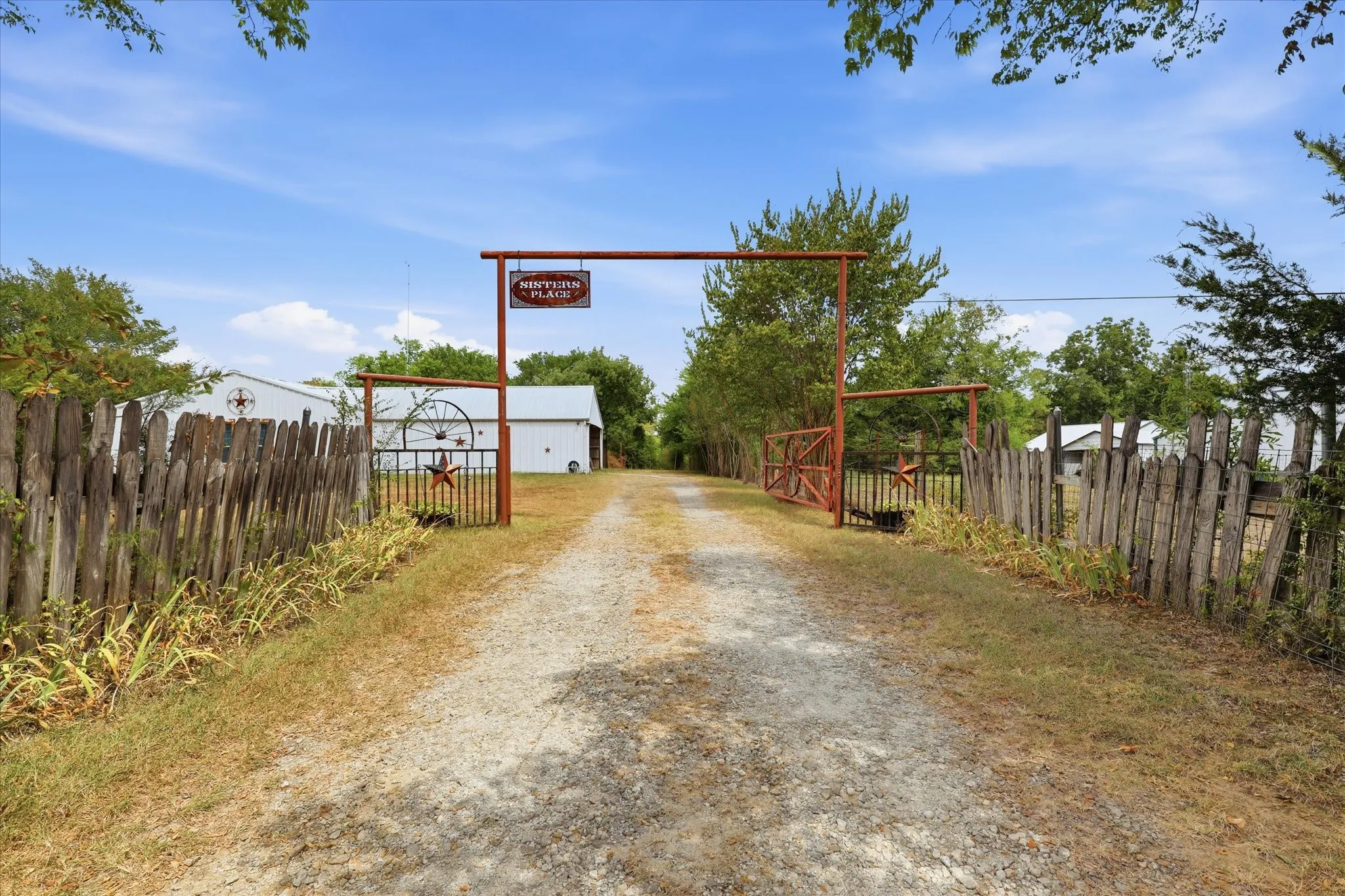 Farm For Sale in Van Zandt County , 521 Vz County Road 3501, Wills Point, Texas 75169, 6 Bedroom, 4 Bathroom, Garage spaces, 2,744 Sqft, built in 2010, mls#21376128, Real Estate Agent in Wills Point, Homes For Sale in Van Zandt county, Homes For Sale in Wills Point, Realtor in Wills Point Texas, Real Estate Brokerage Independent Realty Texas, Luminita Cordes Realtor
