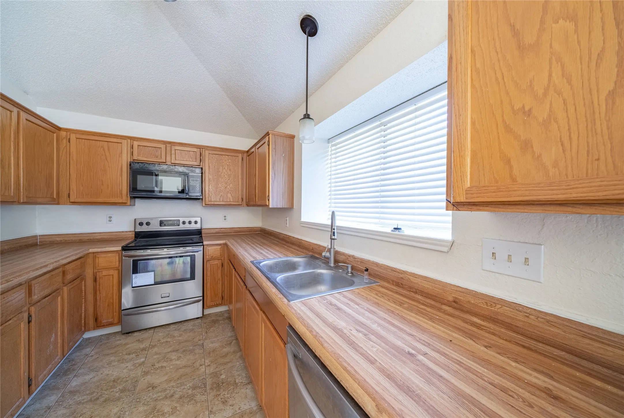 Single Family Residence For Rent in Collin County , 1312 Marigold Drive, Allen, Texas 75002, 3 Bedroom, 2 Bathroom, 2 Garage spaces, 1,440 Sqft, built in 1985, mls#21375341, Real Estate Agent in Allen, Homes For Rent in Collin county, Homes For Rent in Allen, Realtor in Allen Texas, Real Estate Brokerage Independent Realty Texas, Luminita Cordes Realtor