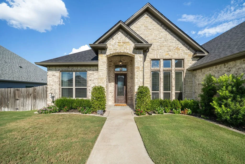 Single Family Residence For Sale in Smith County , 7264 Medio Creek, Tyler, Texas 75703, 4 Bedroom, 2 Bathroom, 2 Garage spaces, 2,239 Sqft, built in 2020, mls#21376368, Real Estate Agent in Tyler, Homes For Sale in Smith county, Homes For Sale in Tyler, Realtor in Tyler Texas, Real Estate Brokerage Independent Realty Texas, Luminita Cordes Realtor