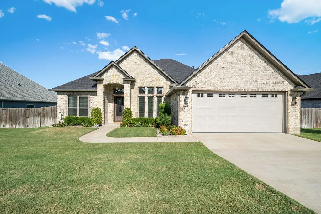Single Family Residence For Sale in Smith County , 7264 Medio Creek, Tyler, Texas 75703, 4 Bedroom, 2 Bathroom, 2 Garage spaces, 2,239 Sqft, built in 2020, mls#21376368, Real Estate Agent in Tyler, Homes For Sale in Smith county, Homes For Sale in Tyler, Realtor in Tyler Texas, Real Estate Brokerage Independent Realty Texas, Luminita Cordes Realtor