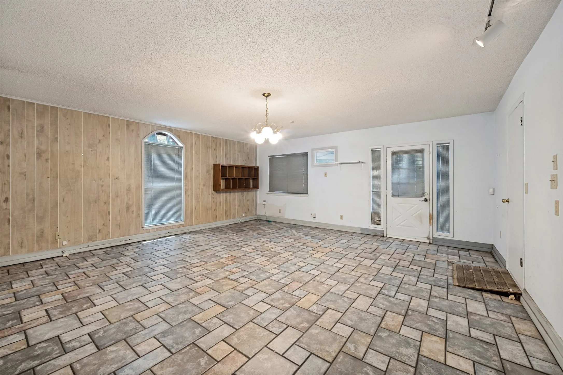 Single Family Residence For Sale in Tarrant County , 2817 Buffalo Court, Arlington, Texas 76013, 3 Bedroom, 3 Bathroom, Garage spaces, 2,229 Sqft, built in 1966, mls#21376182, Real Estate Agent in Arlington, Homes For Sale in Tarrant county, Homes For Sale in Arlington, Realtor in Arlington Texas, Real Estate Brokerage Independent Realty Texas, Luminita Cordes Realtor