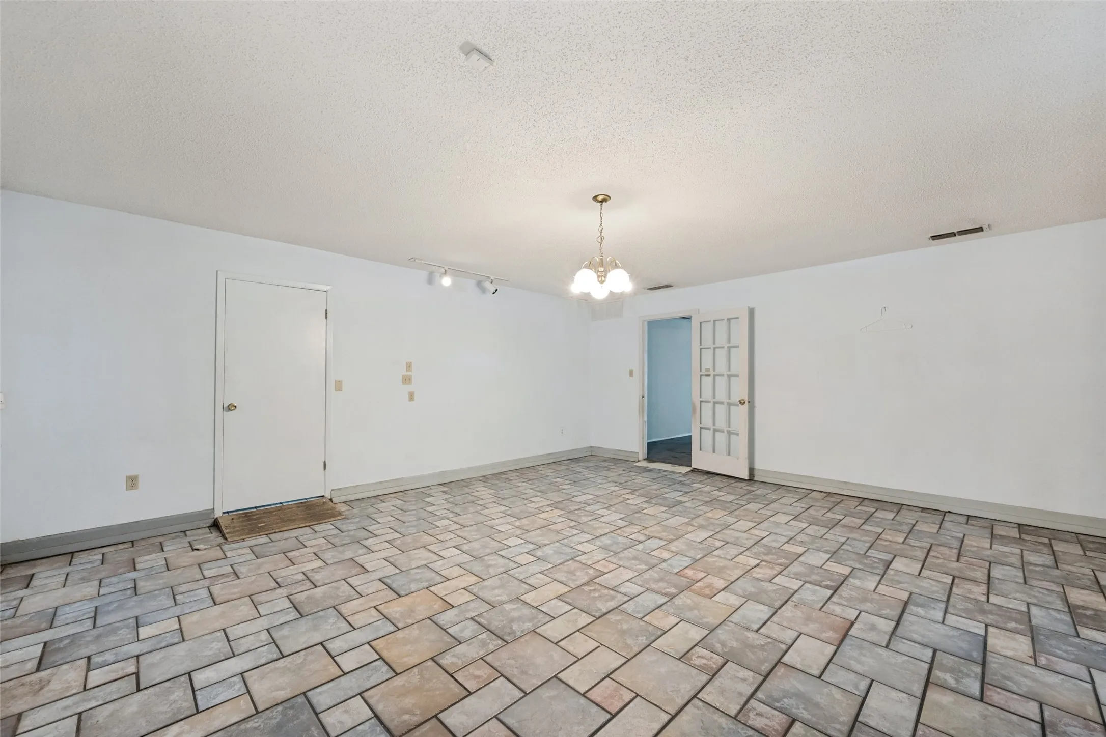 Single Family Residence For Sale in Tarrant County , 2817 Buffalo Court, Arlington, Texas 76013, 3 Bedroom, 3 Bathroom, Garage spaces, 2,229 Sqft, built in 1966, mls#21376182, Real Estate Agent in Arlington, Homes For Sale in Tarrant county, Homes For Sale in Arlington, Realtor in Arlington Texas, Real Estate Brokerage Independent Realty Texas, Luminita Cordes Realtor