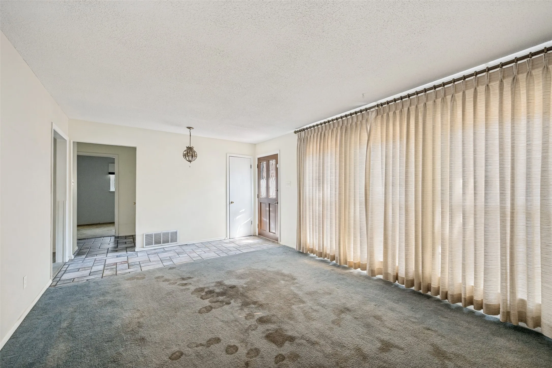 Single Family Residence For Sale in Tarrant County , 2817 Buffalo Court, Arlington, Texas 76013, 3 Bedroom, 3 Bathroom, Garage spaces, 2,229 Sqft, built in 1966, mls#21376182, Real Estate Agent in Arlington, Homes For Sale in Tarrant county, Homes For Sale in Arlington, Realtor in Arlington Texas, Real Estate Brokerage Independent Realty Texas, Luminita Cordes Realtor