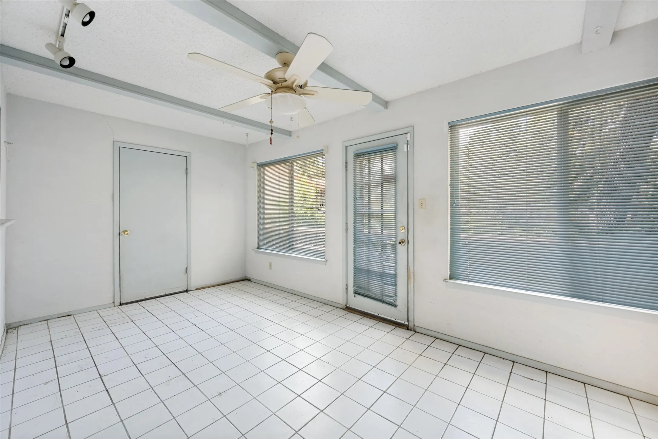 Single Family Residence For Sale in Tarrant County , 2817 Buffalo Court, Arlington, Texas 76013, 3 Bedroom, 3 Bathroom, Garage spaces, 2,229 Sqft, built in 1966, mls#21376182, Real Estate Agent in Arlington, Homes For Sale in Tarrant county, Homes For Sale in Arlington, Realtor in Arlington Texas, Real Estate Brokerage Independent Realty Texas, Luminita Cordes Realtor