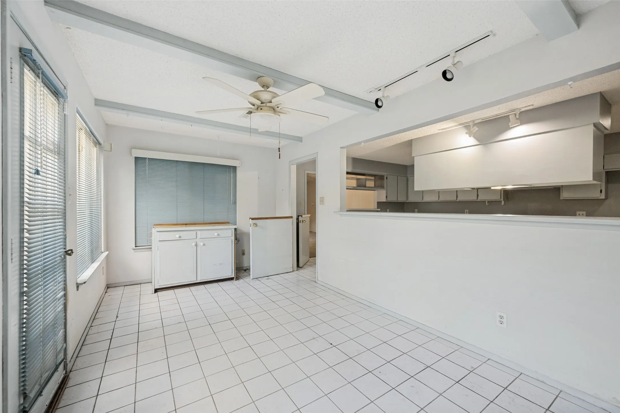 Single Family Residence For Sale in Tarrant County , 2817 Buffalo Court, Arlington, Texas 76013, 3 Bedroom, 3 Bathroom, Garage spaces, 2,229 Sqft, built in 1966, mls#21376182, Real Estate Agent in Arlington, Homes For Sale in Tarrant county, Homes For Sale in Arlington, Realtor in Arlington Texas, Real Estate Brokerage Independent Realty Texas, Luminita Cordes Realtor