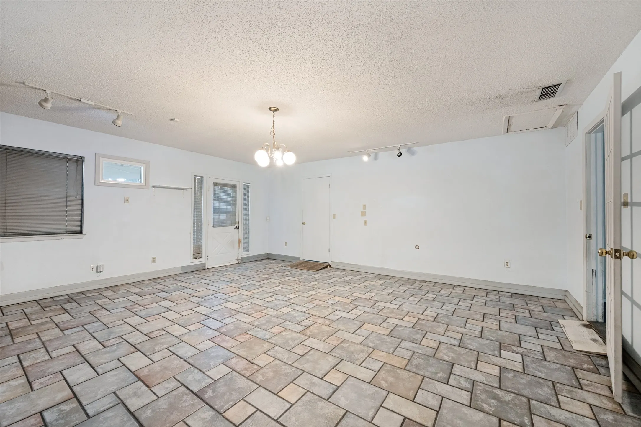 Single Family Residence For Sale in Tarrant County , 2817 Buffalo Court, Arlington, Texas 76013, 3 Bedroom, 3 Bathroom, Garage spaces, 2,229 Sqft, built in 1966, mls#21376182, Real Estate Agent in Arlington, Homes For Sale in Tarrant county, Homes For Sale in Arlington, Realtor in Arlington Texas, Real Estate Brokerage Independent Realty Texas, Luminita Cordes Realtor