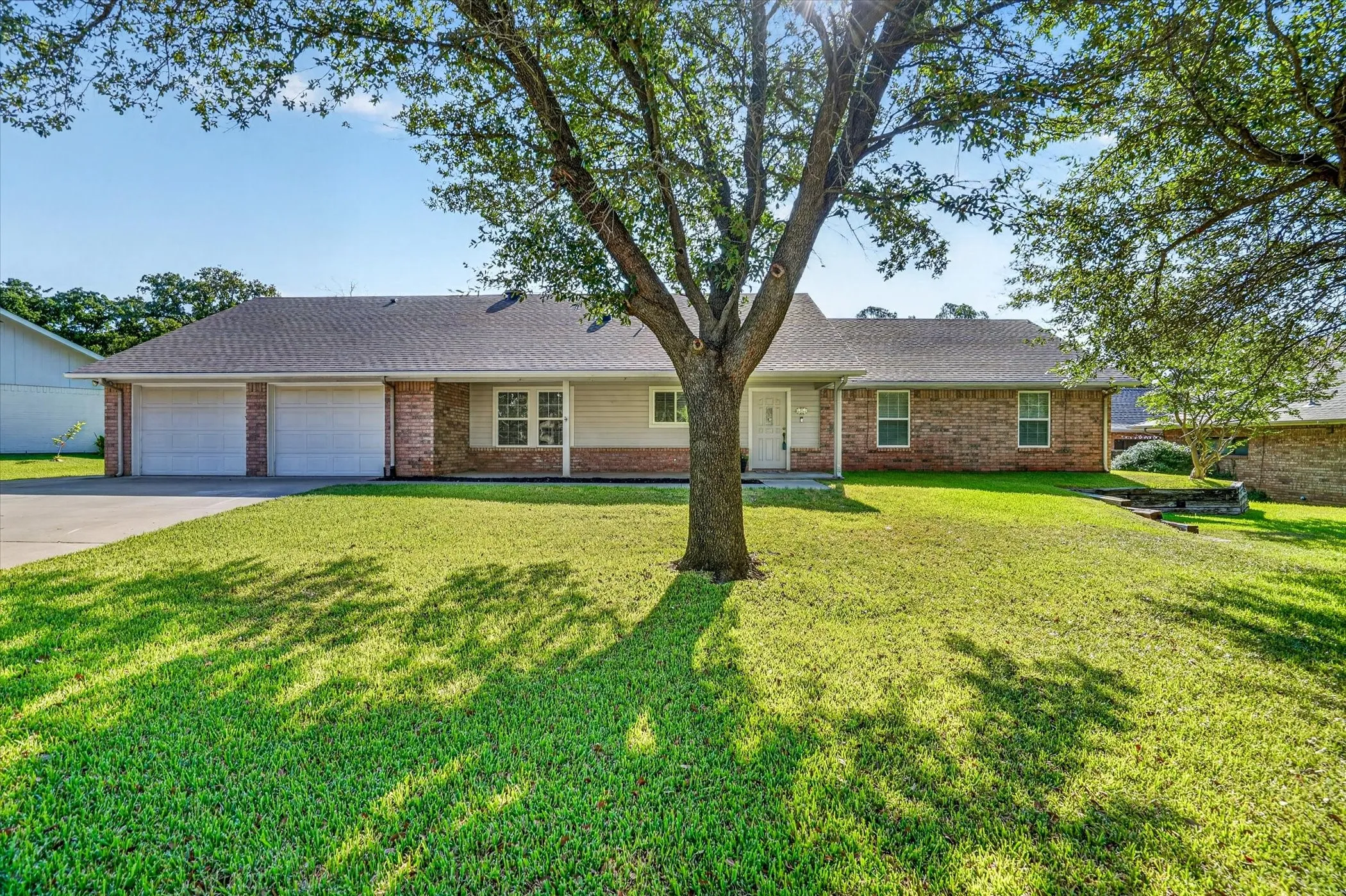 Single Family Residence For Sale in Johnson County , 215 Mistletoe Lane, Keene, Texas 76059, 3 Bedroom, 2 Bathroom, 2 Garage spaces, 2,063 Sqft, built in 2001, mls#21374966, Real Estate Agent in Keene, Homes For Sale in Johnson county, Homes For Sale in Keene, Realtor in Keene Texas, Real Estate Brokerage Independent Realty Texas, Luminita Cordes Realtor