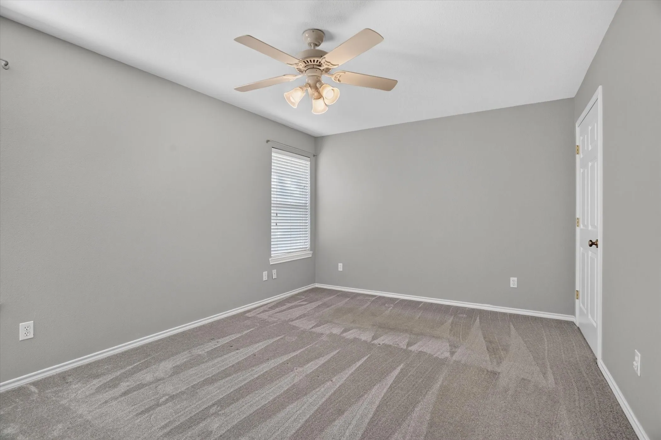 Ceiling fan with integrated lighting