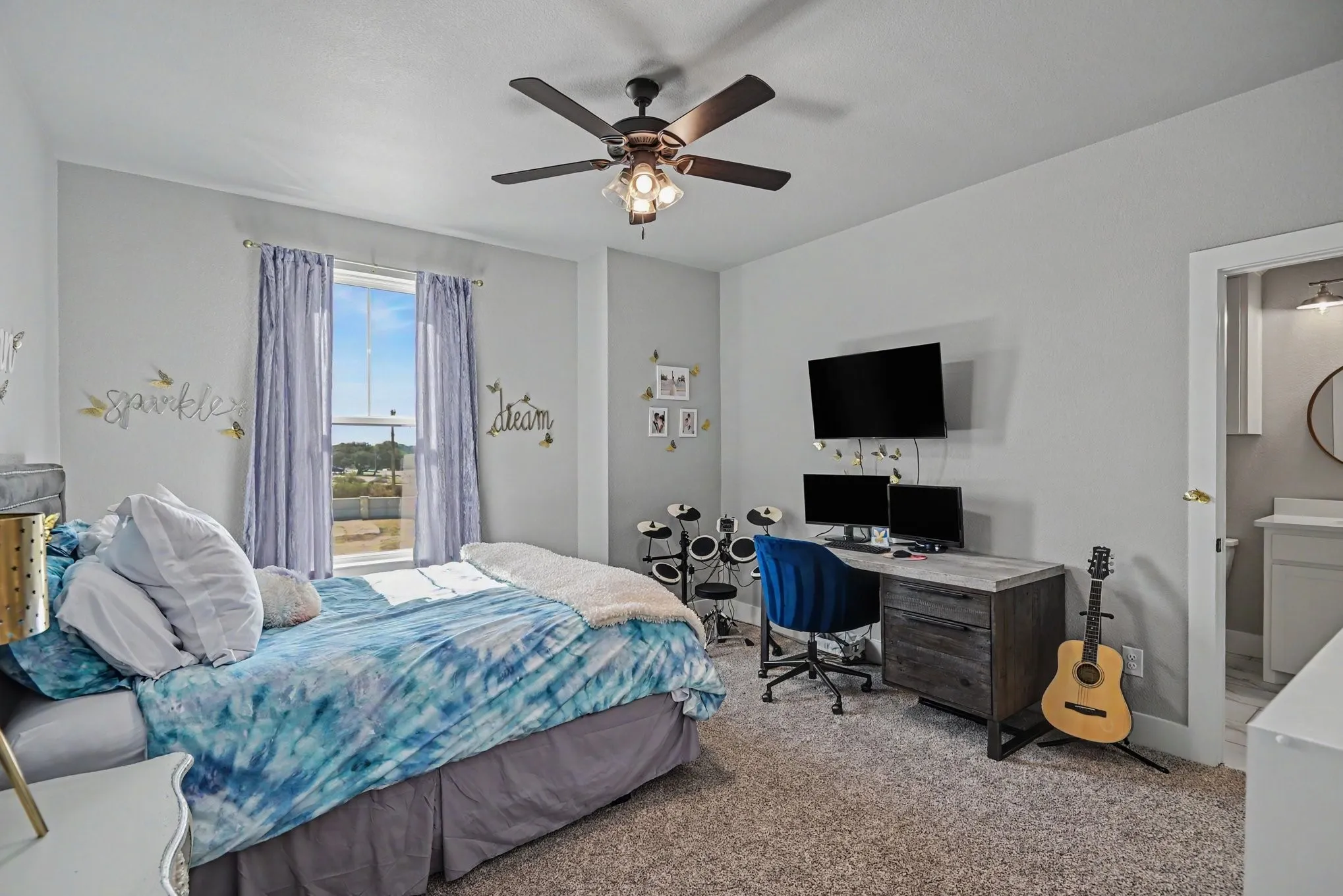 Secondary bedroom