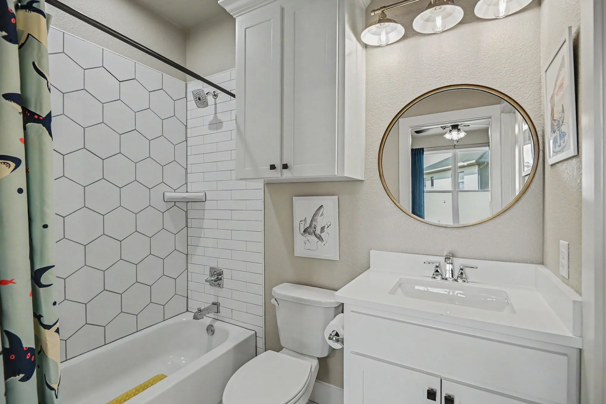 Secondary bathroom with vanity and shower/tub combo