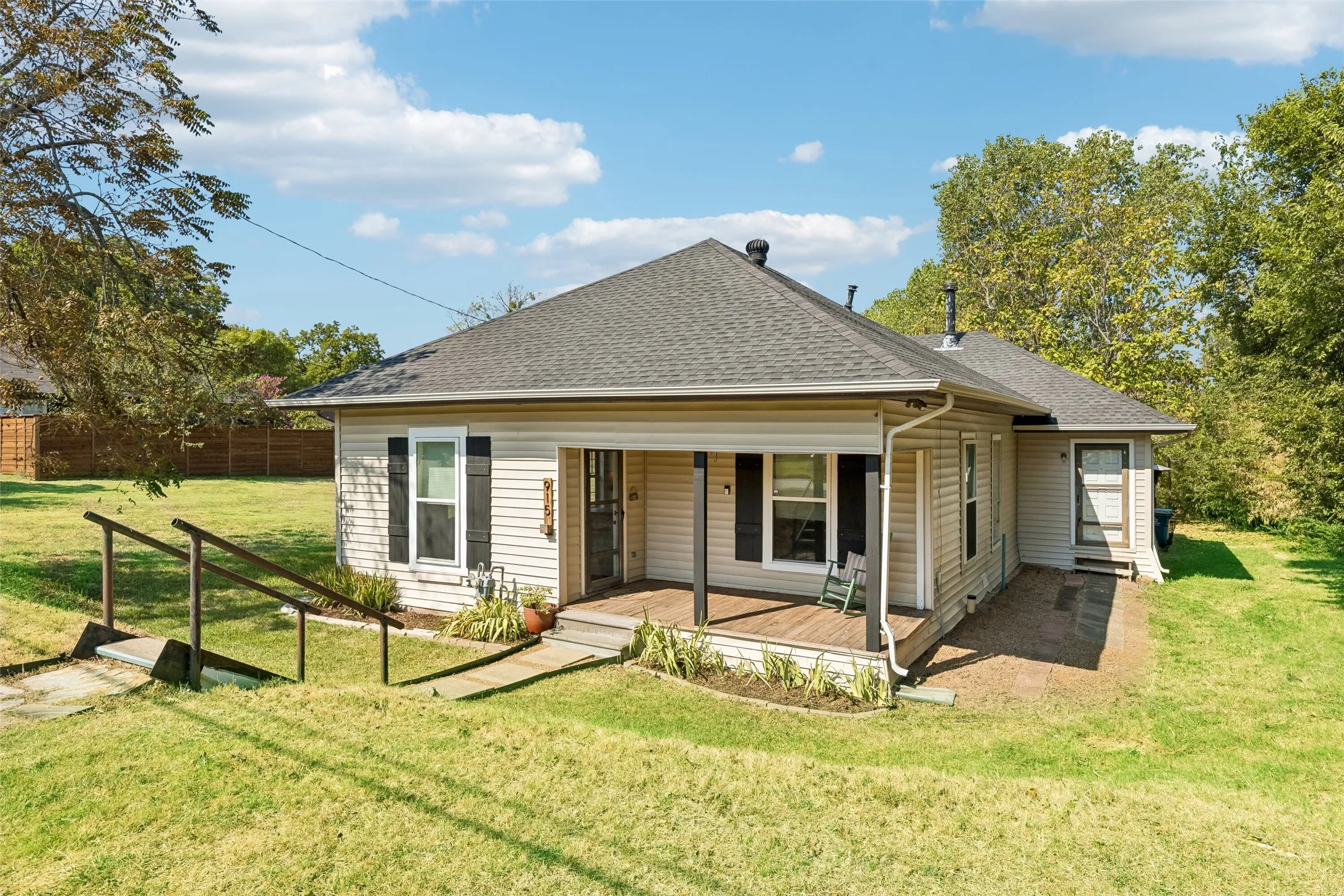 Single Family Residence For Sale in Rockwall County , 915 N Alamo Road, Rockwall, Texas 75087, 3 Bedroom, 2 Bathroom, Garage spaces, 1,756 Sqft, built in 1916, mls#21376458, Real Estate Agent in Rockwall, Homes For Sale in Rockwall county, Homes For Sale in Rockwall, Realtor in Rockwall Texas, Real Estate Brokerage Independent Realty Texas, Luminita Cordes Realtor