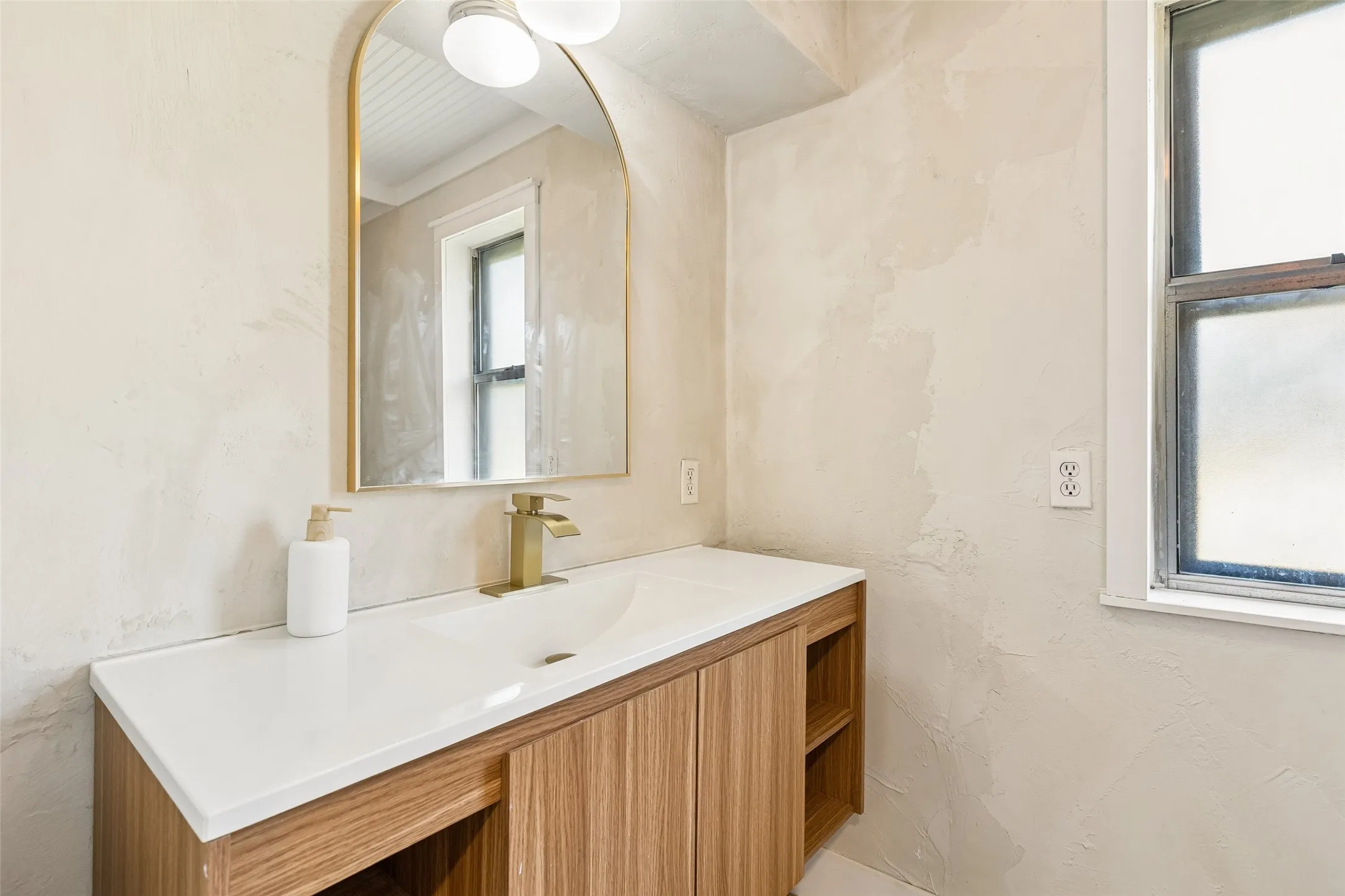 Single Family Residence For Sale in Rockwall County , 915 N Alamo Road, Rockwall, Texas 75087, 3 Bedroom, 2 Bathroom, Garage spaces, 1,756 Sqft, built in 1916, mls#21376458, Real Estate Agent in Rockwall, Homes For Sale in Rockwall county, Homes For Sale in Rockwall, Realtor in Rockwall Texas, Real Estate Brokerage Independent Realty Texas, Luminita Cordes Realtor