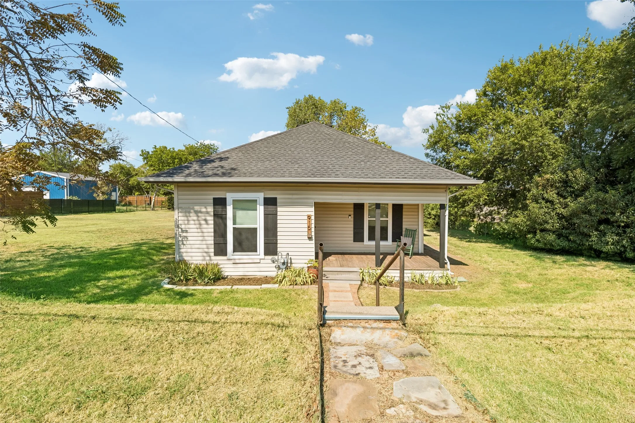 Single Family Residence For Sale in Rockwall County , 915 N Alamo Road, Rockwall, Texas 75087, 3 Bedroom, 2 Bathroom, Garage spaces, 1,756 Sqft, built in 1916, mls#21376458, Real Estate Agent in Rockwall, Homes For Sale in Rockwall county, Homes For Sale in Rockwall, Realtor in Rockwall Texas, Real Estate Brokerage Independent Realty Texas, Luminita Cordes Realtor