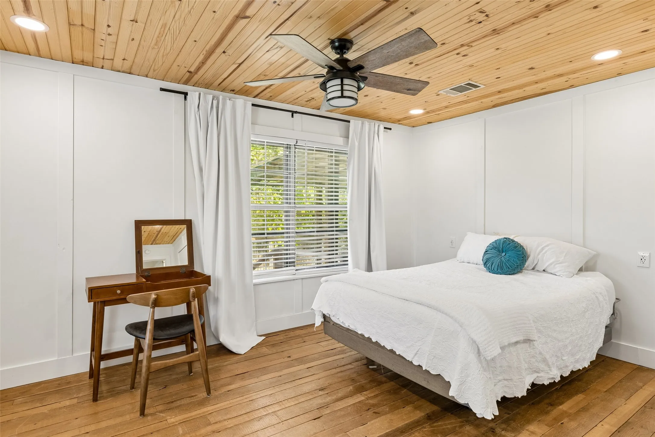 Single Family Residence For Sale in Rockwall County , 915 N Alamo Road, Rockwall, Texas 75087, 3 Bedroom, 2 Bathroom, Garage spaces, 1,756 Sqft, built in 1916, mls#21376458, Real Estate Agent in Rockwall, Homes For Sale in Rockwall county, Homes For Sale in Rockwall, Realtor in Rockwall Texas, Real Estate Brokerage Independent Realty Texas, Luminita Cordes Realtor
