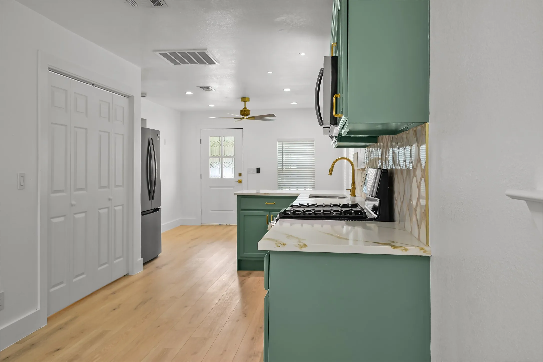 Single Family Residence For Sale in Dallas County , 3818 Penelope Street, Dallas, Texas 75210, 2 Bedroom, 2 Bathroom, Garage spaces, 822 Sqft, built in 1921, mls#21371782, Real Estate Agent in Dallas, Homes For Sale in Dallas county, Homes For Sale in Dallas, Realtor in Dallas Texas, Real Estate Brokerage Independent Realty Texas, Luminita Cordes Realtor