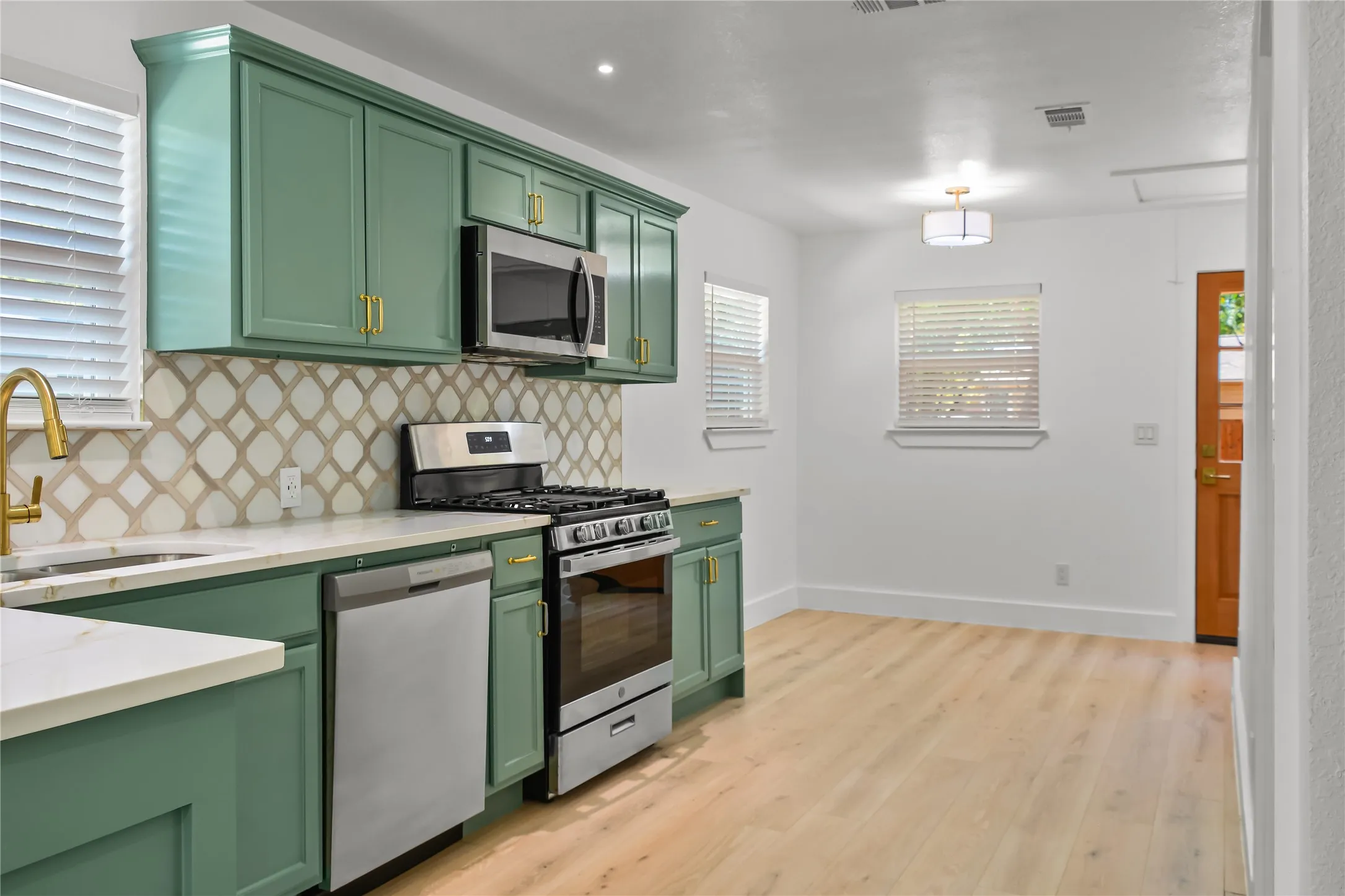 Single Family Residence For Sale in Dallas County , 3818 Penelope Street, Dallas, Texas 75210, 2 Bedroom, 2 Bathroom, Garage spaces, 822 Sqft, built in 1921, mls#21371782, Real Estate Agent in Dallas, Homes For Sale in Dallas county, Homes For Sale in Dallas, Realtor in Dallas Texas, Real Estate Brokerage Independent Realty Texas, Luminita Cordes Realtor