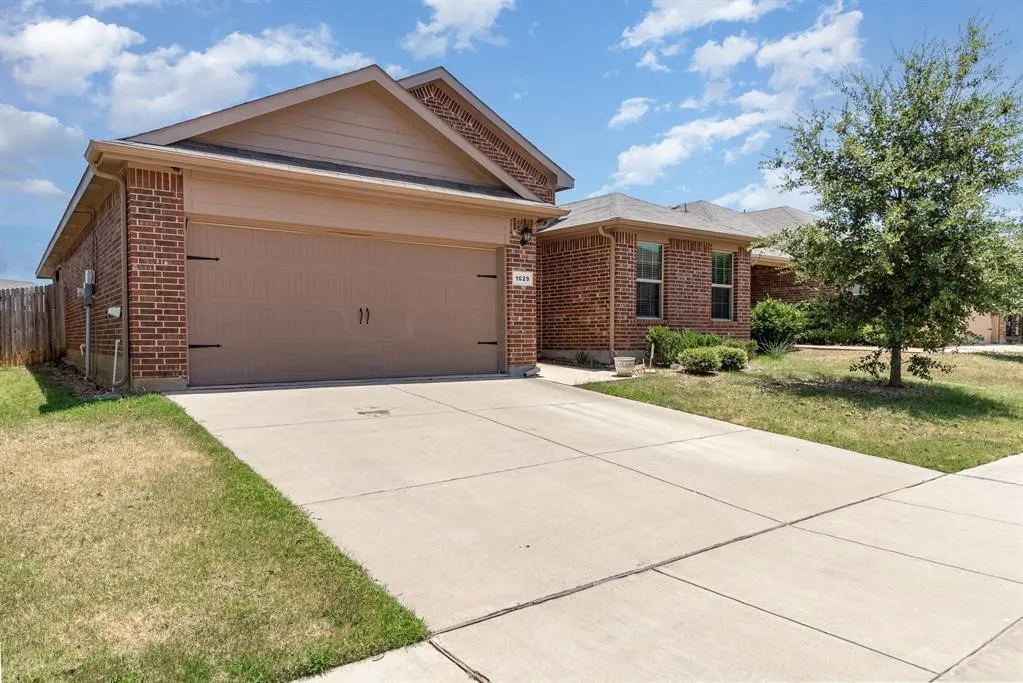 Single Family Residence For Rent in Tarrant County , 1629 Milledge Road, Fort Worth, Texas 76120, 4 Bedroom, 2 Bathroom, 2 Garage spaces, 1,772 Sqft, built in 2017, mls#21376491, Real Estate Agent in Fort Worth, Homes For Rent in Tarrant county, Homes For Rent in Fort Worth, Realtor in Fort Worth Texas, Real Estate Brokerage Independent Realty Texas, Luminita Cordes Realtor