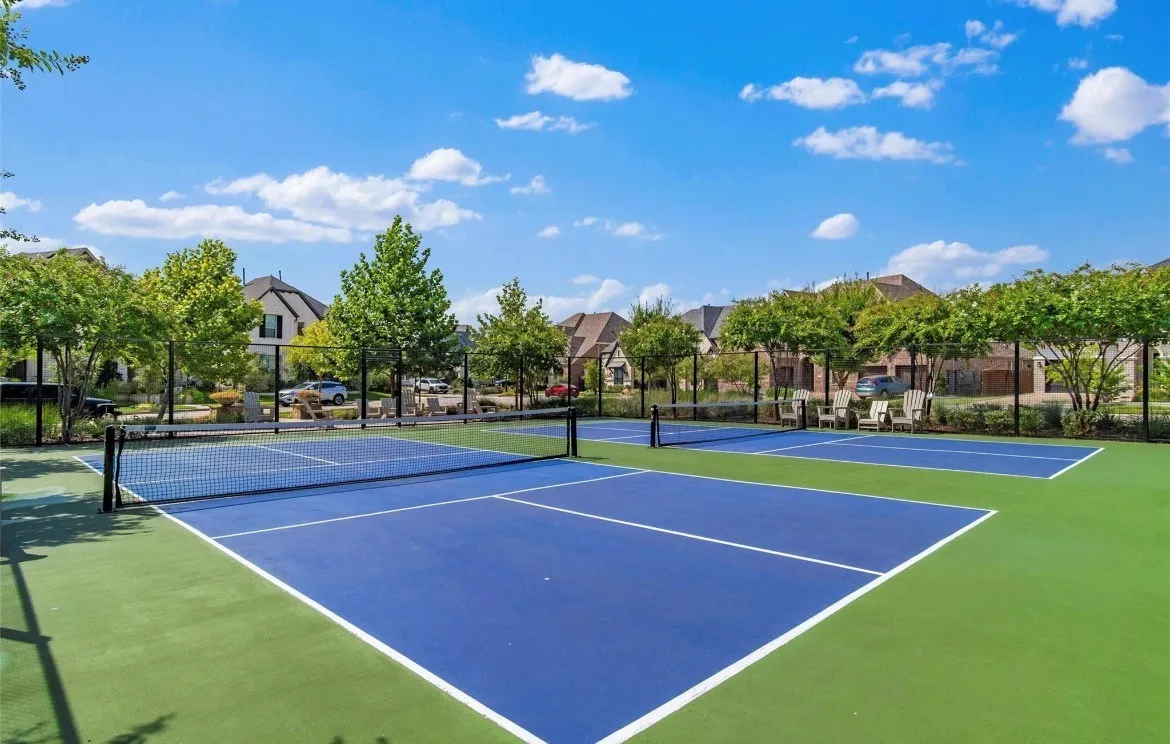 Amenities: 2 out of 6 tennis courts
