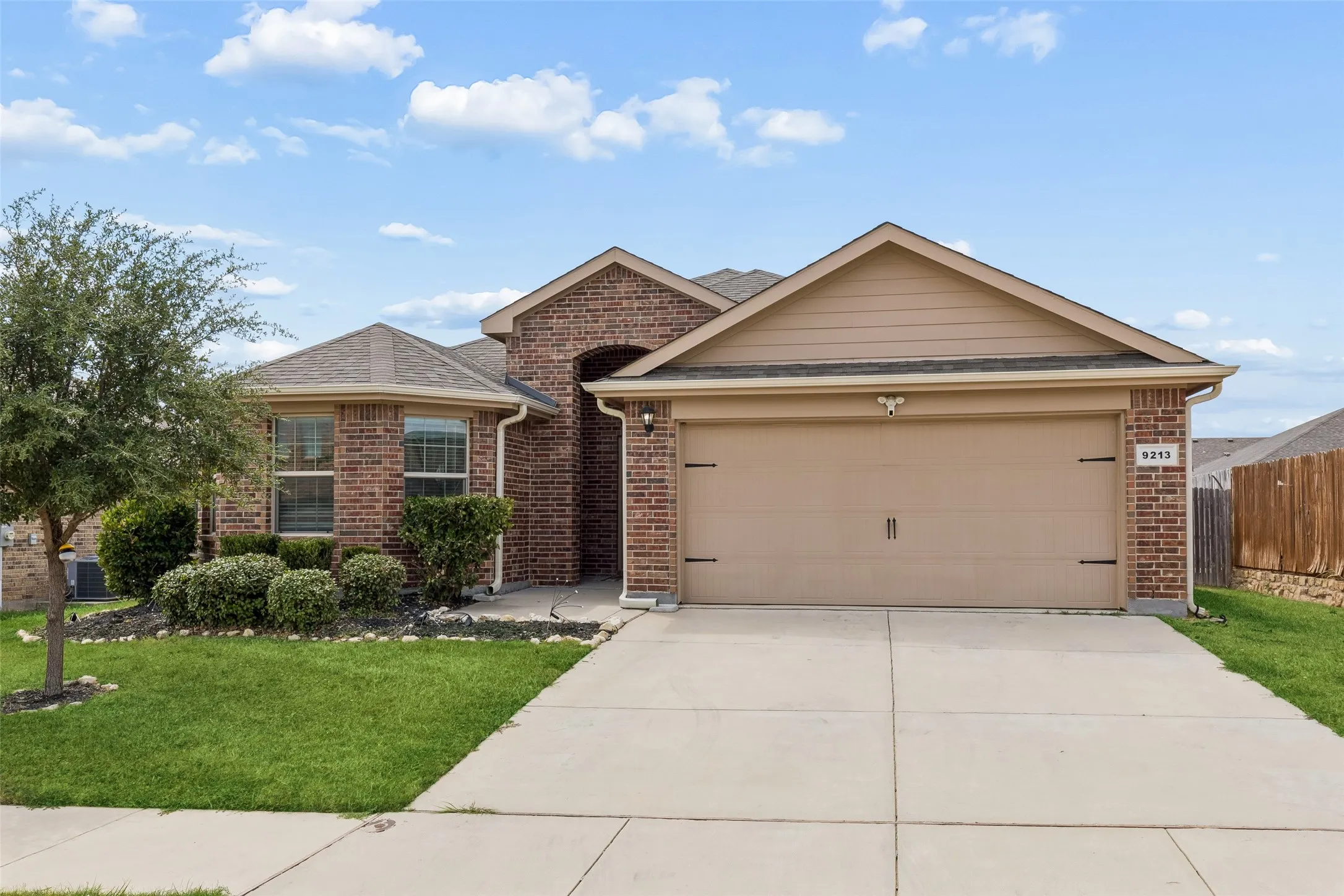 Single Family Residence For Sale in Tarrant County , 9213 Hill Topper Trail, Fort Worth, Texas 76131, 4 Bedroom, 2 Bathroom, 2 Garage spaces, 1,797 Sqft, built in 2019, mls#21373748, Real Estate Agent in Fort Worth, Homes For Sale in Tarrant county, Homes For Sale in Fort Worth, Realtor in Fort Worth Texas, Real Estate Brokerage Independent Realty Texas, Luminita Cordes Realtor