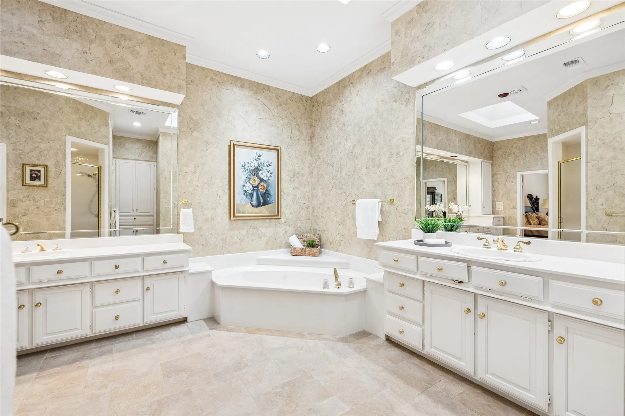 Single Family Residence For Sale in Collin County , 4428 Hollow Oak Drive, Dallas, Texas 75287, 4 Bedroom, 4 Bathroom, 2 Garage spaces, 3,605 Sqft, built in 1988, mls#21375394, Real Estate Agent in Dallas, Homes For Sale in Collin county, Homes For Sale in Dallas, Realtor in Dallas Texas, Real Estate Brokerage Independent Realty Texas, Luminita Cordes Realtor