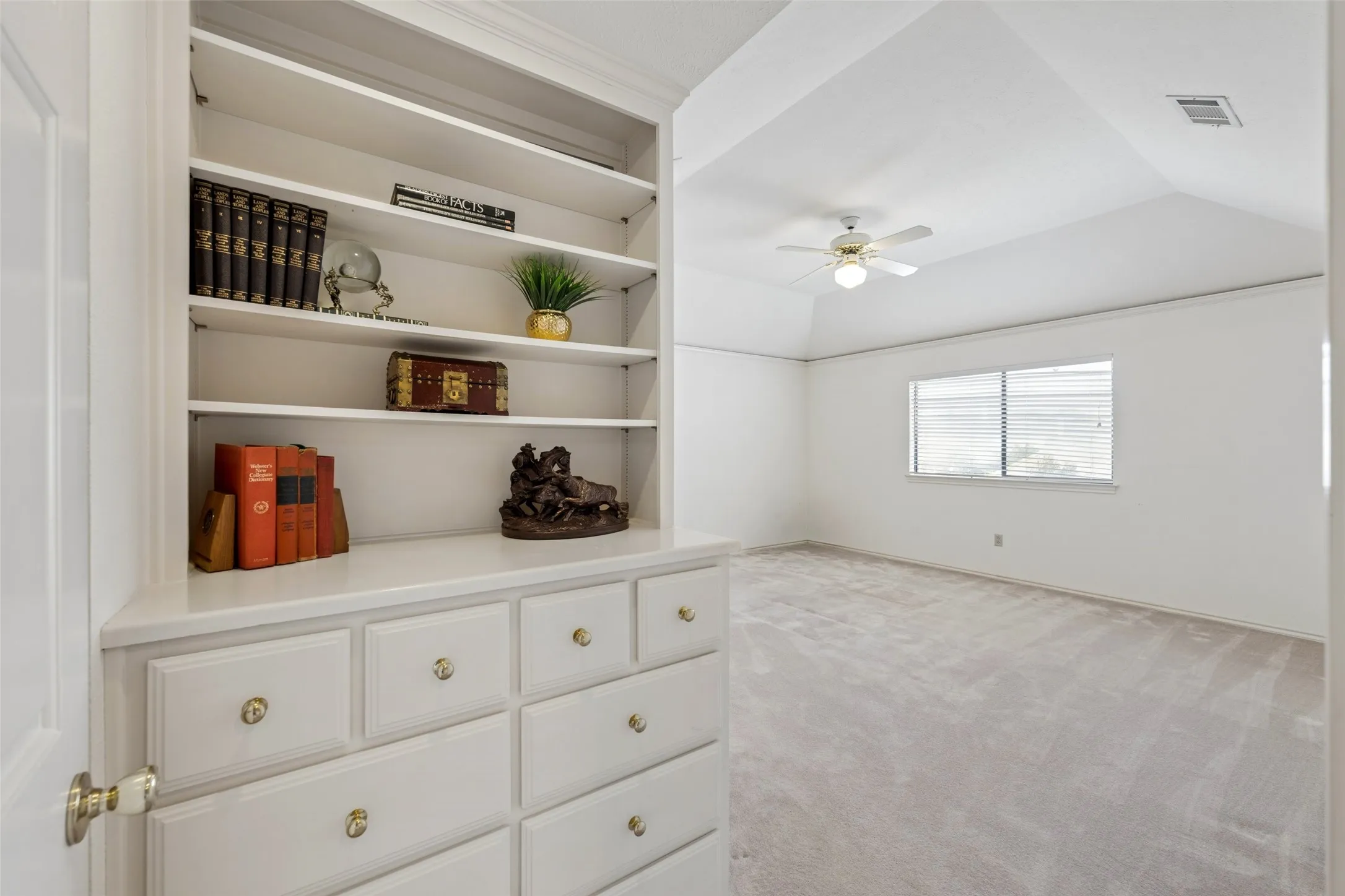 Single Family Residence For Sale in Collin County , 4428 Hollow Oak Drive, Dallas, Texas 75287, 4 Bedroom, 4 Bathroom, 2 Garage spaces, 3,605 Sqft, built in 1988, mls#21375394, Real Estate Agent in Dallas, Homes For Sale in Collin county, Homes For Sale in Dallas, Realtor in Dallas Texas, Real Estate Brokerage Independent Realty Texas, Luminita Cordes Realtor