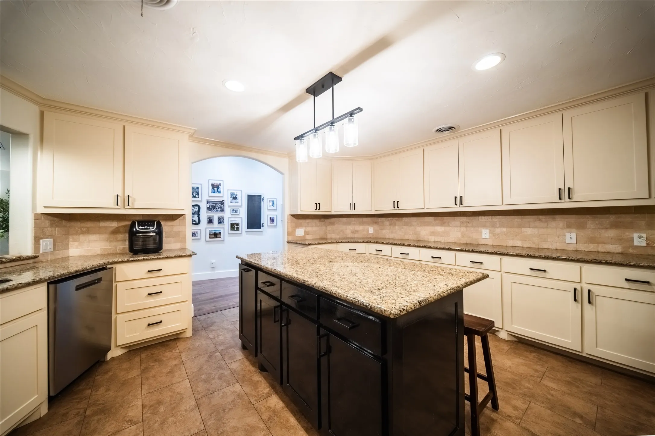 Single Family Residence For Rent in Tarrant County , 455 Love Henry Court, Southlake, Texas 76092, 4 Bedroom, 3 Bathroom, 3 Garage spaces, 3,637 Sqft, built in 1973, mls#21375287, Real Estate Agent in Southlake, Homes For Rent in Tarrant county, Homes For Rent in Southlake, Realtor in Southlake Texas, Real Estate Brokerage Independent Realty Texas, Luminita Cordes Realtor