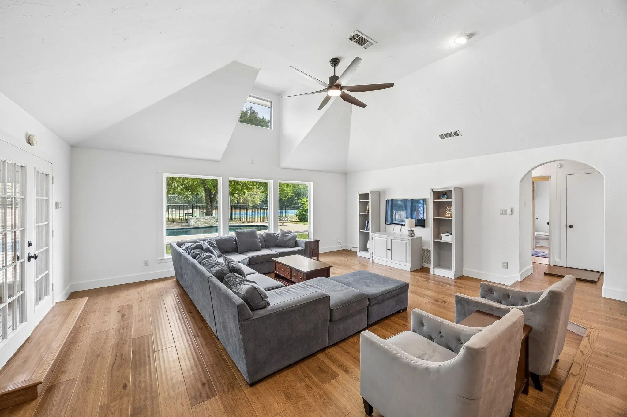 Single Family Residence For Rent in Tarrant County , 455 Love Henry Court, Southlake, Texas 76092, 4 Bedroom, 3 Bathroom, 3 Garage spaces, 3,637 Sqft, built in 1973, mls#21375287, Real Estate Agent in Southlake, Homes For Rent in Tarrant county, Homes For Rent in Southlake, Realtor in Southlake Texas, Real Estate Brokerage Independent Realty Texas, Luminita Cordes Realtor