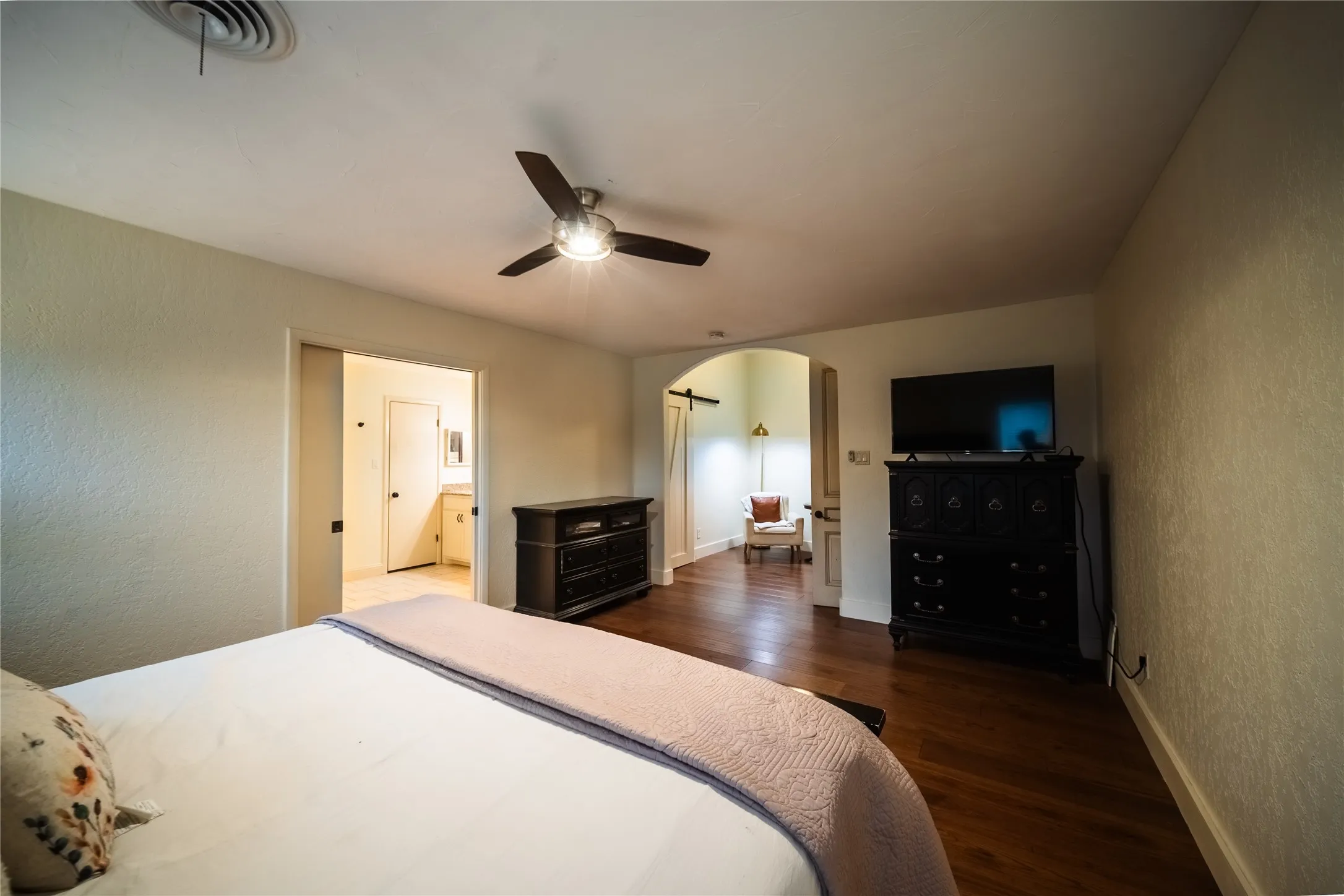 Single Family Residence For Rent in Tarrant County , 455 Love Henry Court, Southlake, Texas 76092, 4 Bedroom, 3 Bathroom, 3 Garage spaces, 3,637 Sqft, built in 1973, mls#21375287, Real Estate Agent in Southlake, Homes For Rent in Tarrant county, Homes For Rent in Southlake, Realtor in Southlake Texas, Real Estate Brokerage Independent Realty Texas, Luminita Cordes Realtor
