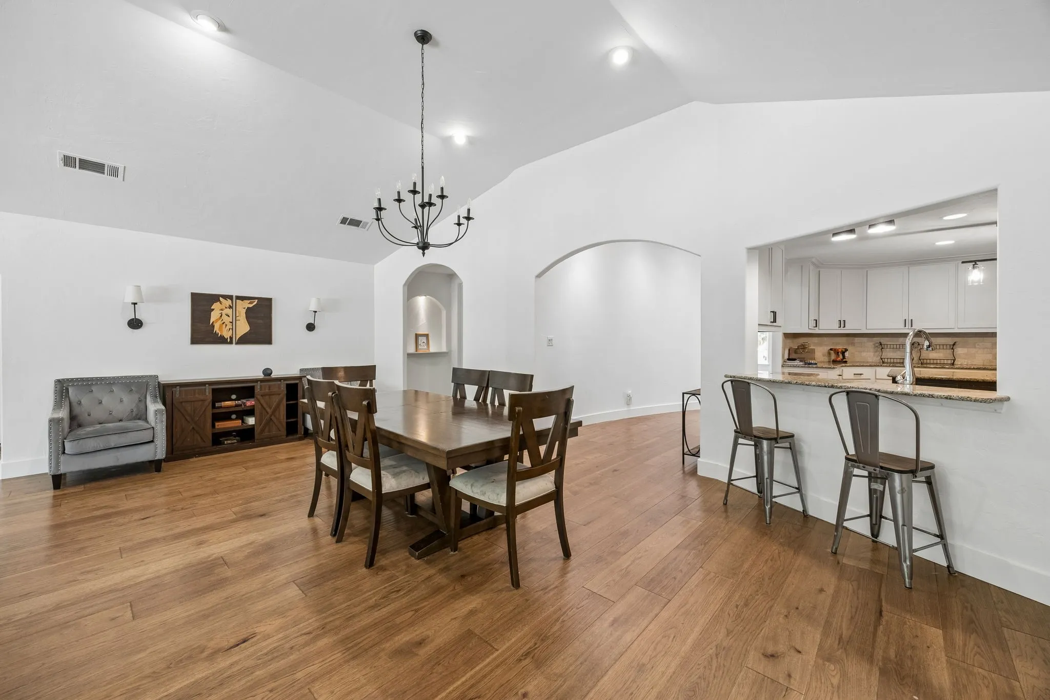 Single Family Residence For Rent in Tarrant County , 455 Love Henry Court, Southlake, Texas 76092, 4 Bedroom, 3 Bathroom, 3 Garage spaces, 3,637 Sqft, built in 1973, mls#21375287, Real Estate Agent in Southlake, Homes For Rent in Tarrant county, Homes For Rent in Southlake, Realtor in Southlake Texas, Real Estate Brokerage Independent Realty Texas, Luminita Cordes Realtor