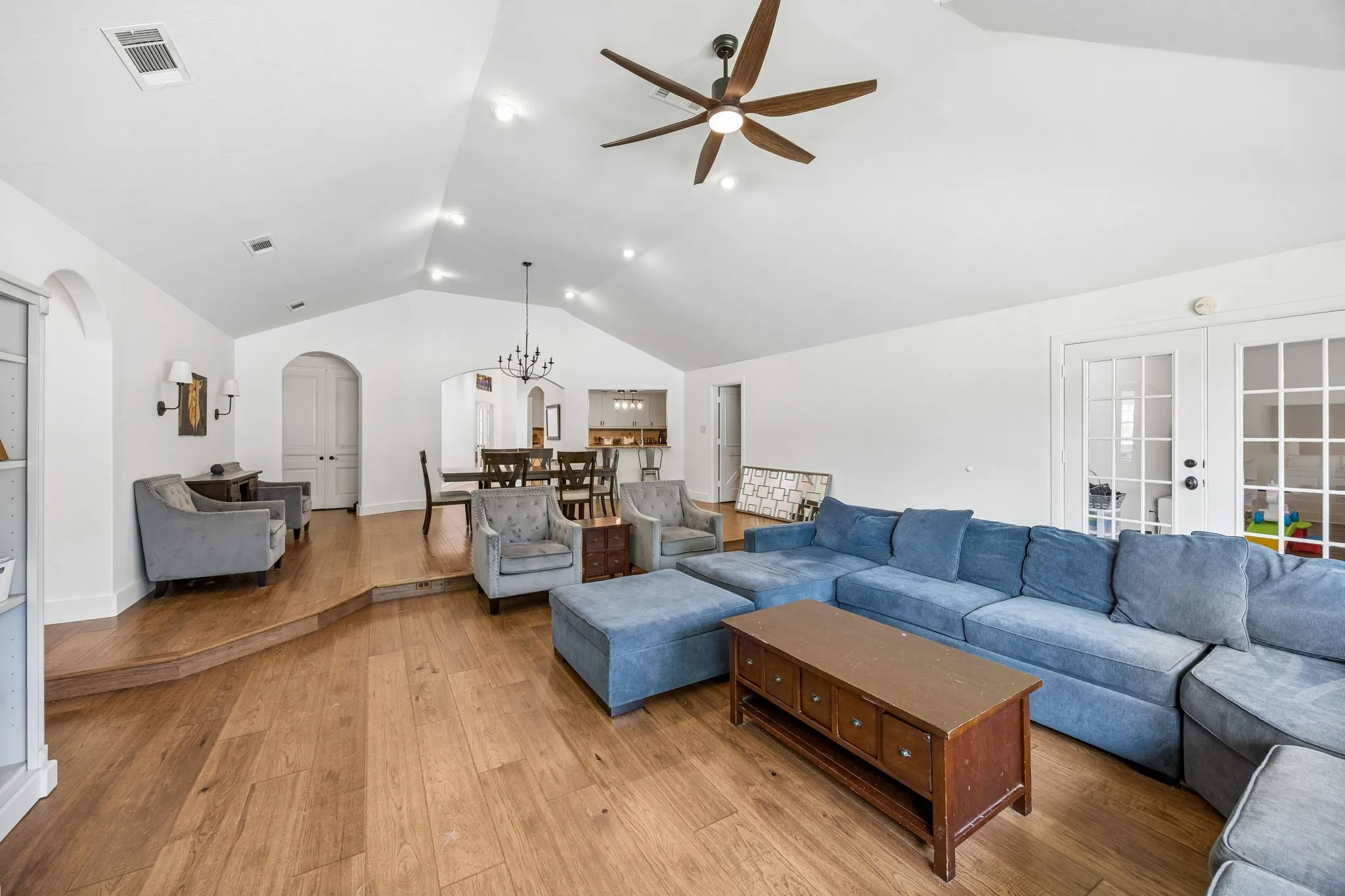 Single Family Residence For Rent in Tarrant County , 455 Love Henry Court, Southlake, Texas 76092, 4 Bedroom, 3 Bathroom, 3 Garage spaces, 3,637 Sqft, built in 1973, mls#21375287, Real Estate Agent in Southlake, Homes For Rent in Tarrant county, Homes For Rent in Southlake, Realtor in Southlake Texas, Real Estate Brokerage Independent Realty Texas, Luminita Cordes Realtor