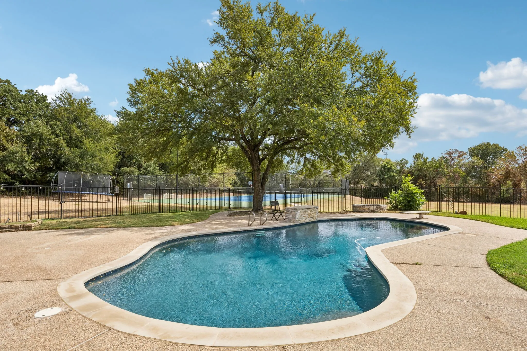Single Family Residence For Rent in Tarrant County , 455 Love Henry Court, Southlake, Texas 76092, 4 Bedroom, 3 Bathroom, 3 Garage spaces, 3,637 Sqft, built in 1973, mls#21375287, Real Estate Agent in Southlake, Homes For Rent in Tarrant county, Homes For Rent in Southlake, Realtor in Southlake Texas, Real Estate Brokerage Independent Realty Texas, Luminita Cordes Realtor