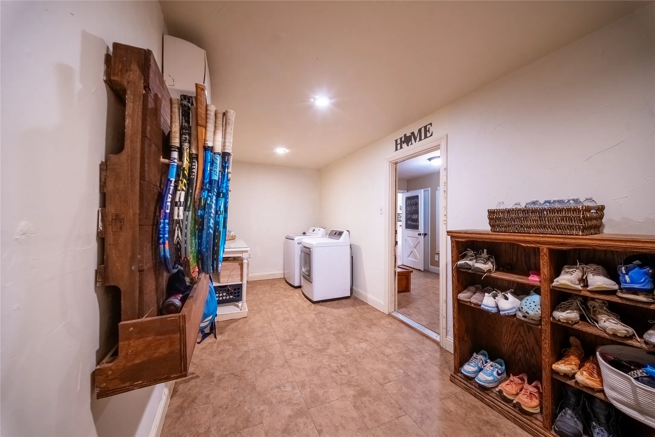 Single Family Residence For Rent in Tarrant County , 455 Love Henry Court, Southlake, Texas 76092, 4 Bedroom, 3 Bathroom, 3 Garage spaces, 3,637 Sqft, built in 1973, mls#21375287, Real Estate Agent in Southlake, Homes For Rent in Tarrant county, Homes For Rent in Southlake, Realtor in Southlake Texas, Real Estate Brokerage Independent Realty Texas, Luminita Cordes Realtor