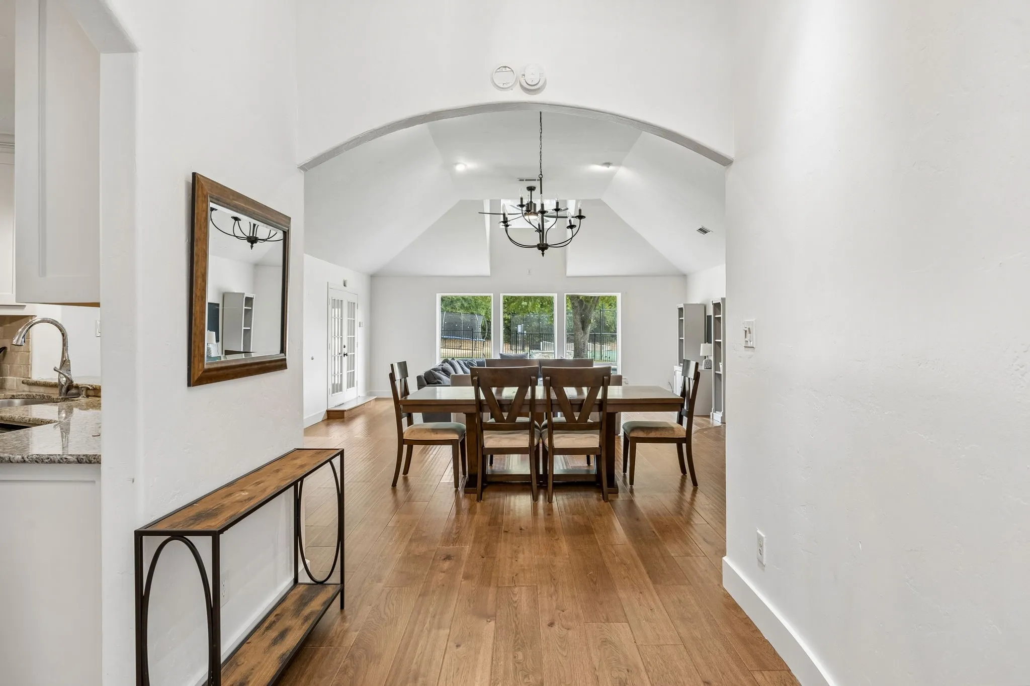 Single Family Residence For Rent in Tarrant County , 455 Love Henry Court, Southlake, Texas 76092, 4 Bedroom, 3 Bathroom, 3 Garage spaces, 3,637 Sqft, built in 1973, mls#21375287, Real Estate Agent in Southlake, Homes For Rent in Tarrant county, Homes For Rent in Southlake, Realtor in Southlake Texas, Real Estate Brokerage Independent Realty Texas, Luminita Cordes Realtor