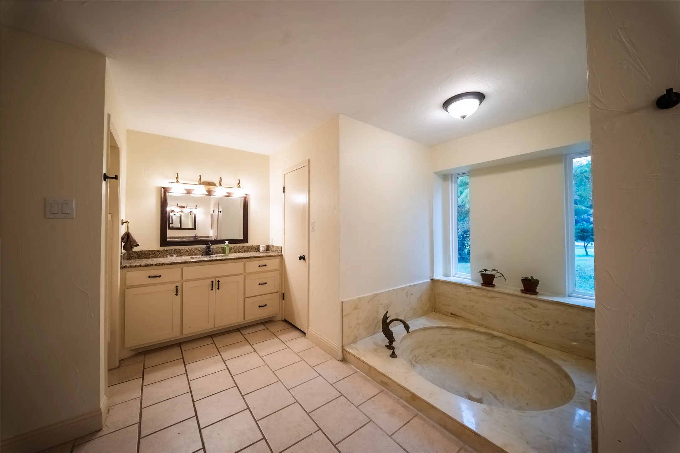 Single Family Residence For Rent in Tarrant County , 455 Love Henry Court, Southlake, Texas 76092, 4 Bedroom, 3 Bathroom, 3 Garage spaces, 3,637 Sqft, built in 1973, mls#21375287, Real Estate Agent in Southlake, Homes For Rent in Tarrant county, Homes For Rent in Southlake, Realtor in Southlake Texas, Real Estate Brokerage Independent Realty Texas, Luminita Cordes Realtor