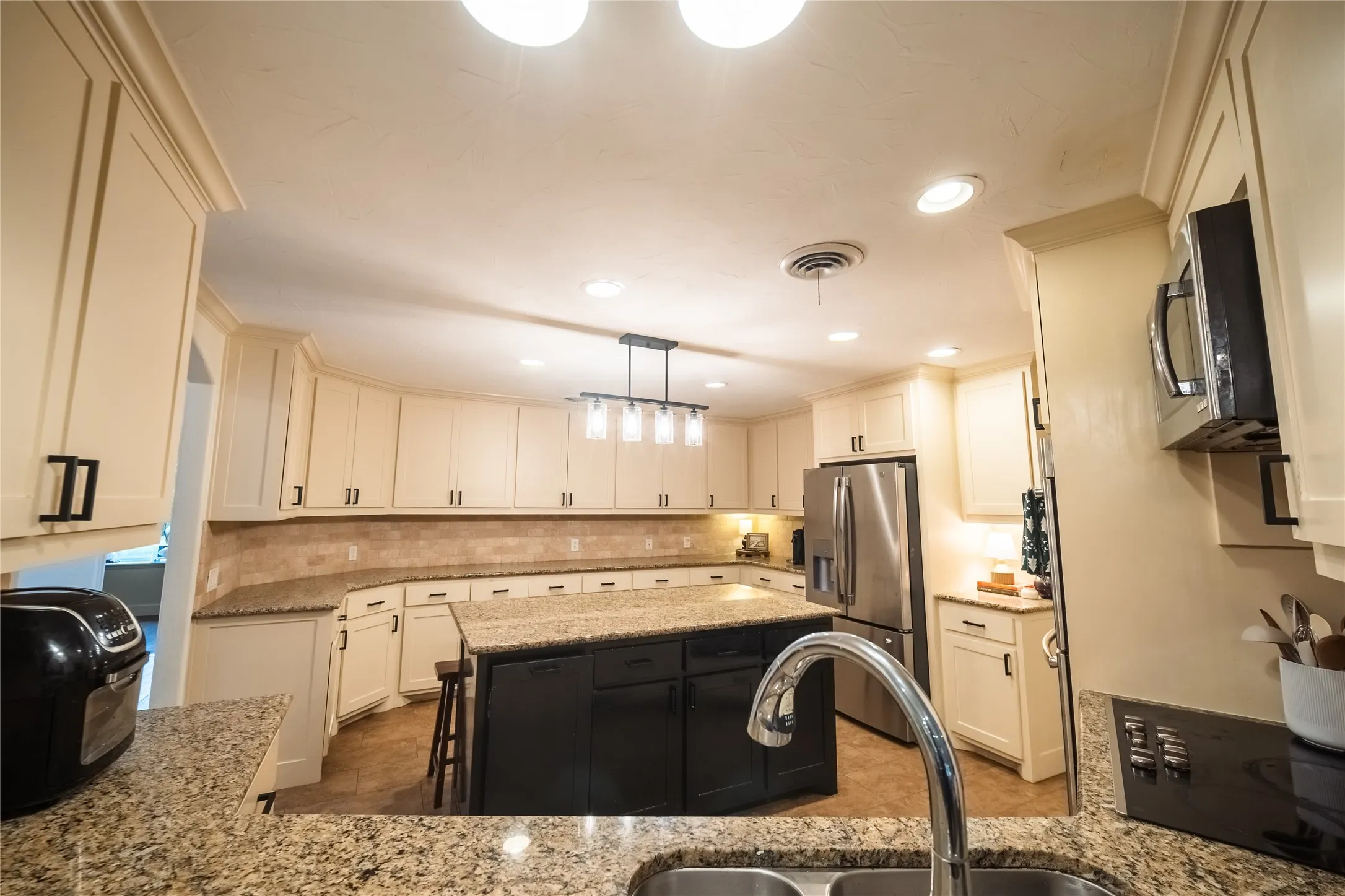 Single Family Residence For Rent in Tarrant County , 455 Love Henry Court, Southlake, Texas 76092, 4 Bedroom, 3 Bathroom, 3 Garage spaces, 3,637 Sqft, built in 1973, mls#21375287, Real Estate Agent in Southlake, Homes For Rent in Tarrant county, Homes For Rent in Southlake, Realtor in Southlake Texas, Real Estate Brokerage Independent Realty Texas, Luminita Cordes Realtor