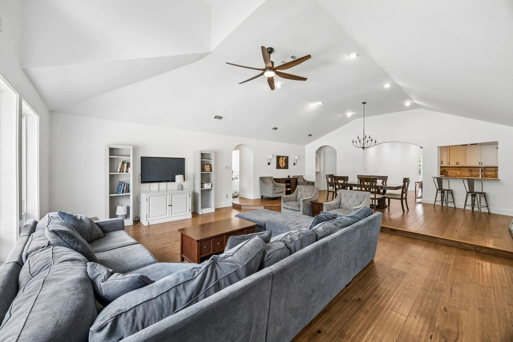 Single Family Residence For Rent in Tarrant County , 455 Love Henry Court, Southlake, Texas 76092, 4 Bedroom, 3 Bathroom, 3 Garage spaces, 3,637 Sqft, built in 1973, mls#21375287, Real Estate Agent in Southlake, Homes For Rent in Tarrant county, Homes For Rent in Southlake, Realtor in Southlake Texas, Real Estate Brokerage Independent Realty Texas, Luminita Cordes Realtor