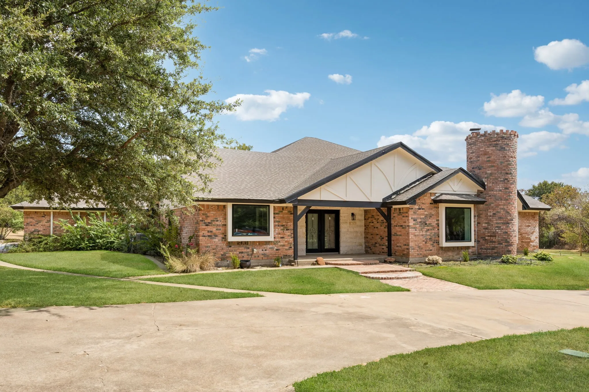 Single Family Residence For Rent in Tarrant County , 455 Love Henry Court, Southlake, Texas 76092, 4 Bedroom, 3 Bathroom, 3 Garage spaces, 3,637 Sqft, built in 1973, mls#21375287, Real Estate Agent in Southlake, Homes For Rent in Tarrant county, Homes For Rent in Southlake, Realtor in Southlake Texas, Real Estate Brokerage Independent Realty Texas, Luminita Cordes Realtor
