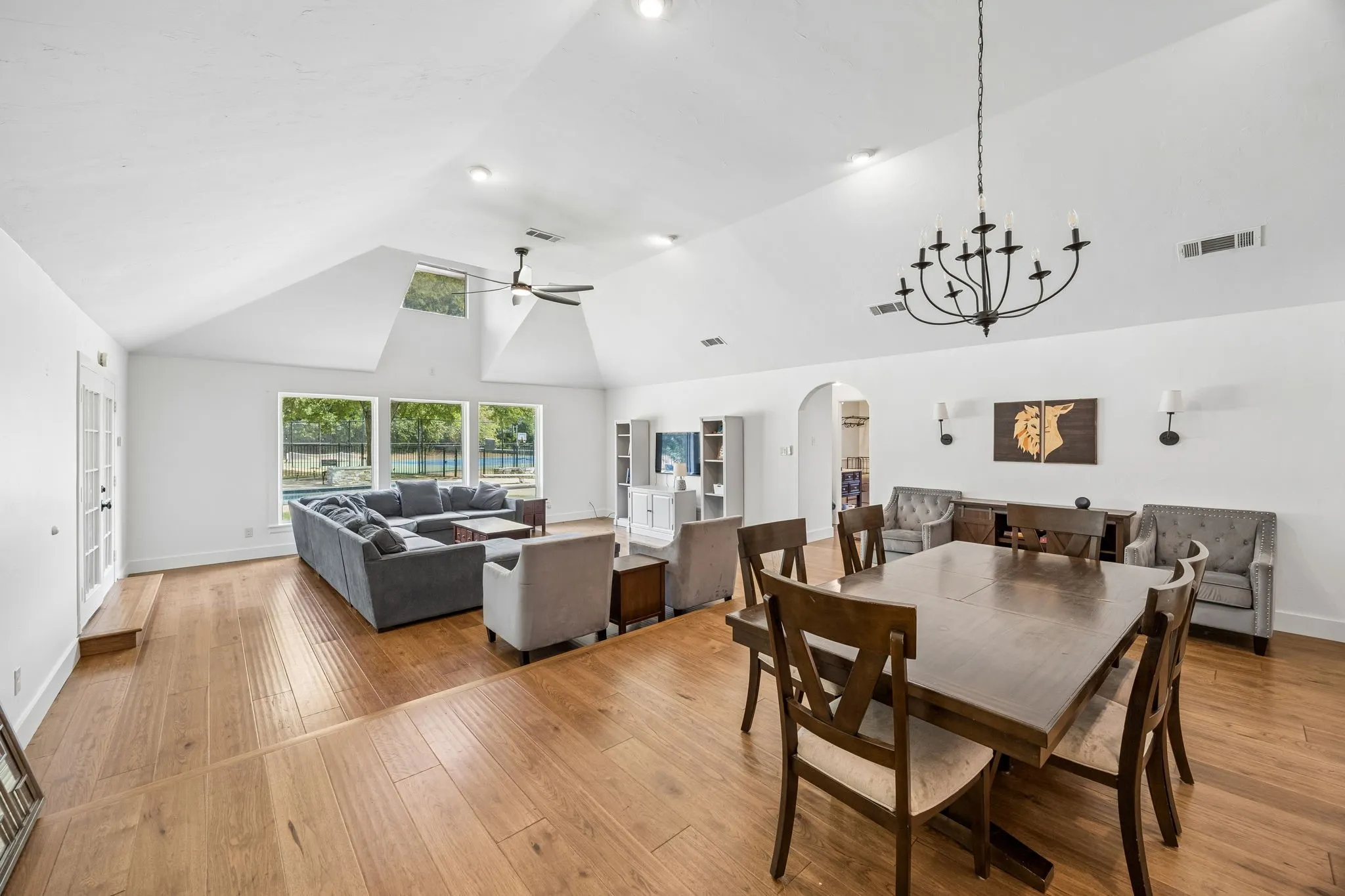 Single Family Residence For Rent in Tarrant County , 455 Love Henry Court, Southlake, Texas 76092, 4 Bedroom, 3 Bathroom, 3 Garage spaces, 3,637 Sqft, built in 1973, mls#21375287, Real Estate Agent in Southlake, Homes For Rent in Tarrant county, Homes For Rent in Southlake, Realtor in Southlake Texas, Real Estate Brokerage Independent Realty Texas, Luminita Cordes Realtor