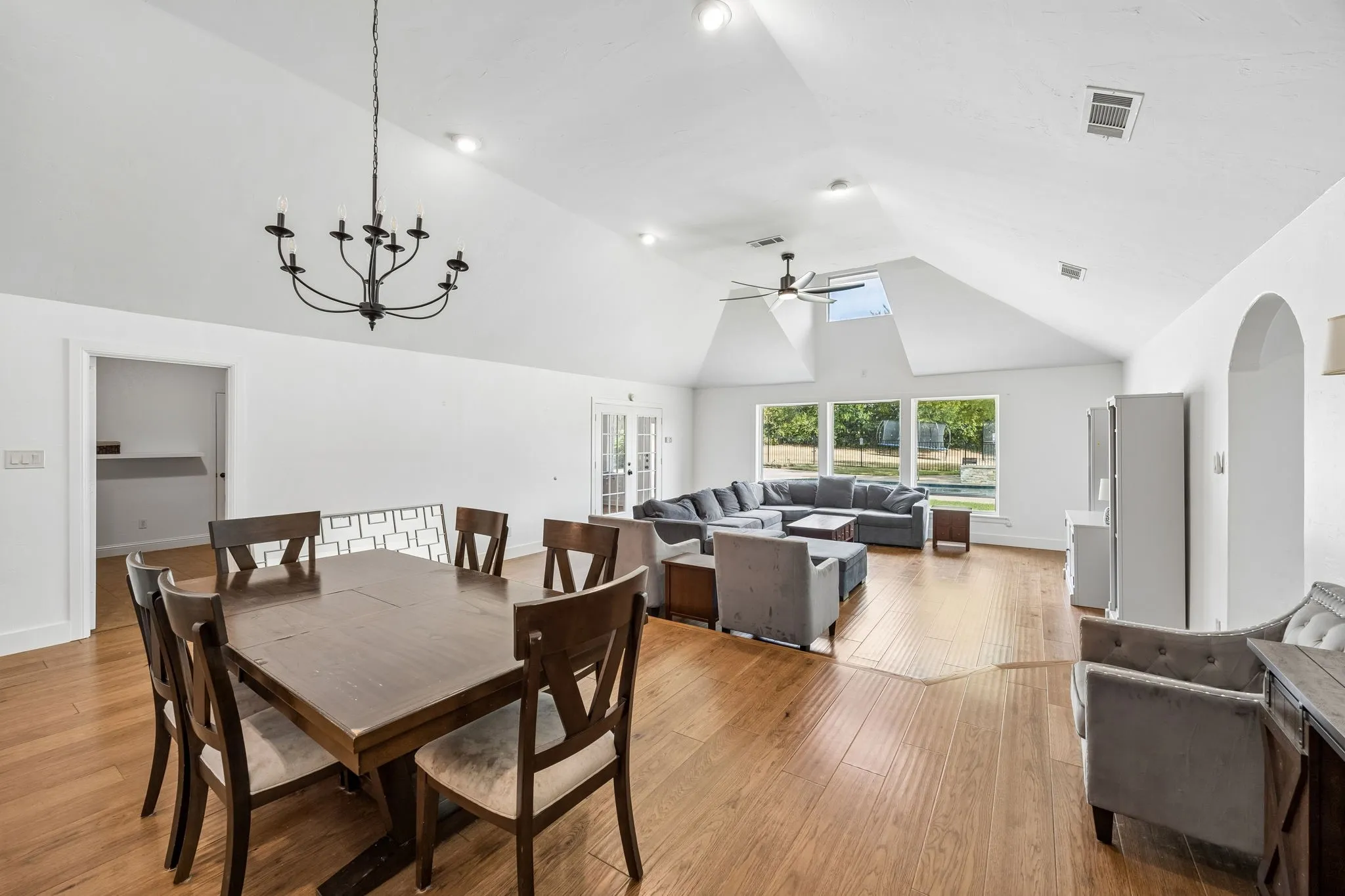 Single Family Residence For Rent in Tarrant County , 455 Love Henry Court, Southlake, Texas 76092, 4 Bedroom, 3 Bathroom, 3 Garage spaces, 3,637 Sqft, built in 1973, mls#21375287, Real Estate Agent in Southlake, Homes For Rent in Tarrant county, Homes For Rent in Southlake, Realtor in Southlake Texas, Real Estate Brokerage Independent Realty Texas, Luminita Cordes Realtor