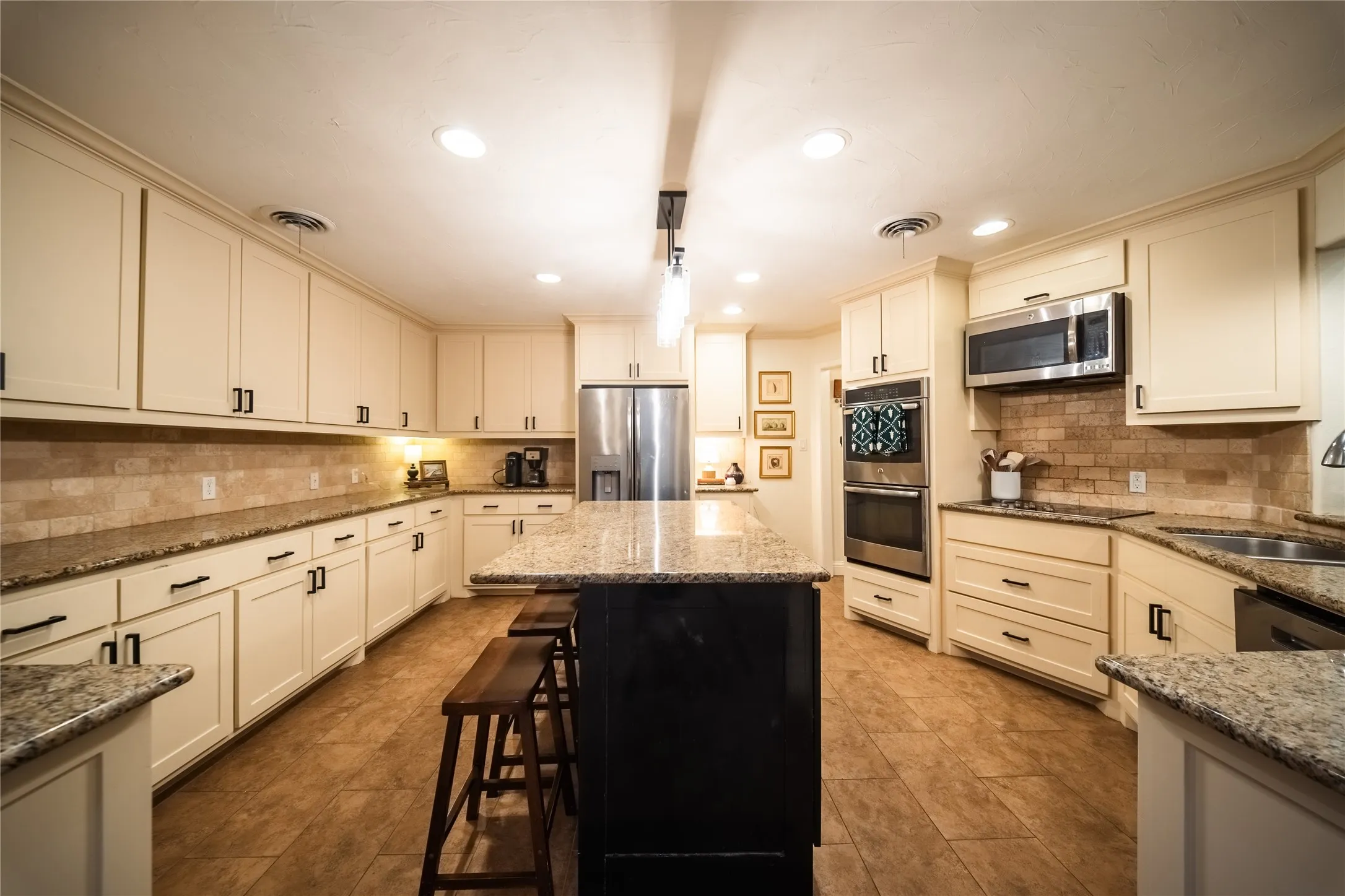 Single Family Residence For Rent in Tarrant County , 455 Love Henry Court, Southlake, Texas 76092, 4 Bedroom, 3 Bathroom, 3 Garage spaces, 3,637 Sqft, built in 1973, mls#21375287, Real Estate Agent in Southlake, Homes For Rent in Tarrant county, Homes For Rent in Southlake, Realtor in Southlake Texas, Real Estate Brokerage Independent Realty Texas, Luminita Cordes Realtor