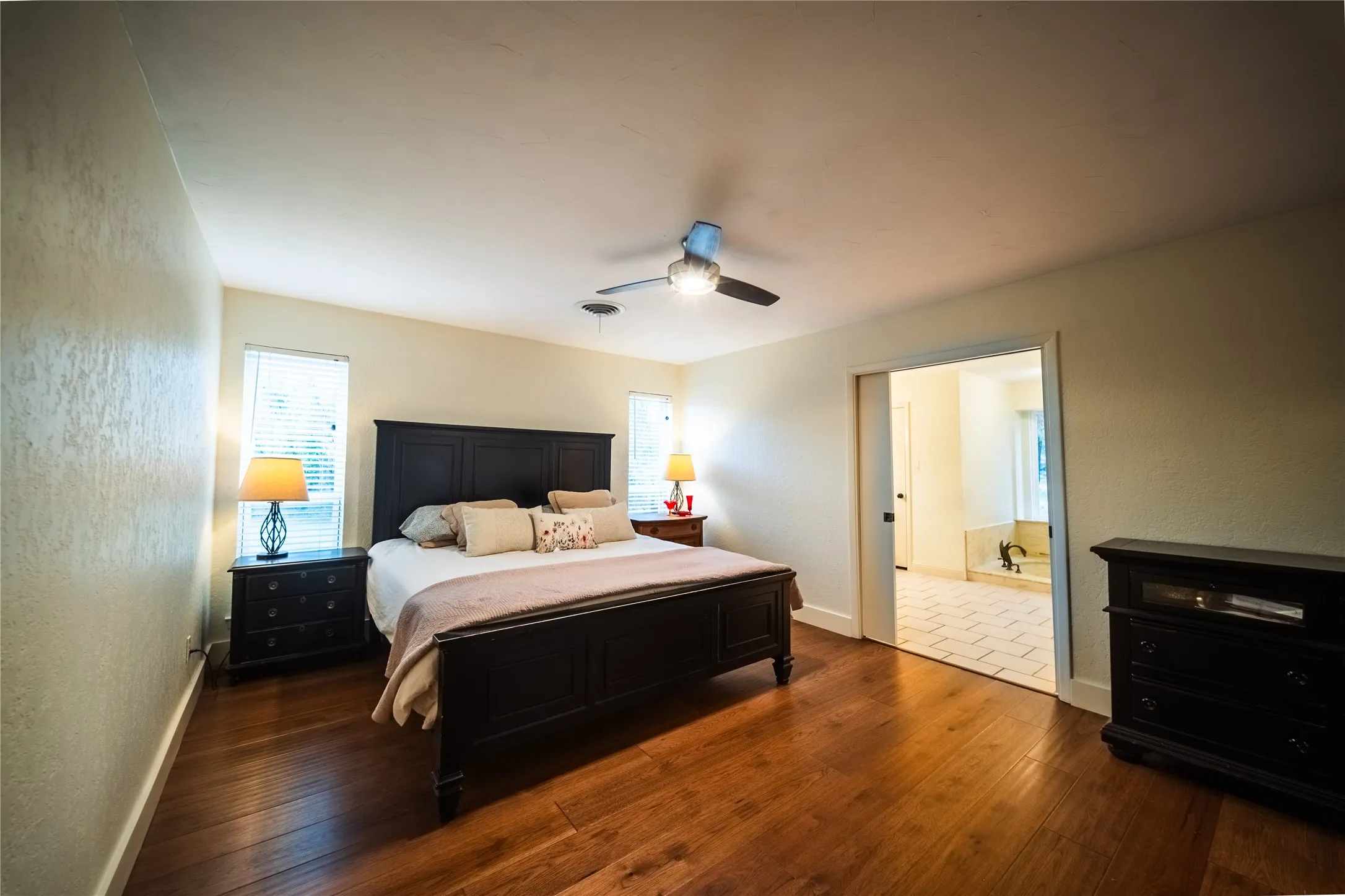 Single Family Residence For Rent in Tarrant County , 455 Love Henry Court, Southlake, Texas 76092, 4 Bedroom, 3 Bathroom, 3 Garage spaces, 3,637 Sqft, built in 1973, mls#21375287, Real Estate Agent in Southlake, Homes For Rent in Tarrant county, Homes For Rent in Southlake, Realtor in Southlake Texas, Real Estate Brokerage Independent Realty Texas, Luminita Cordes Realtor