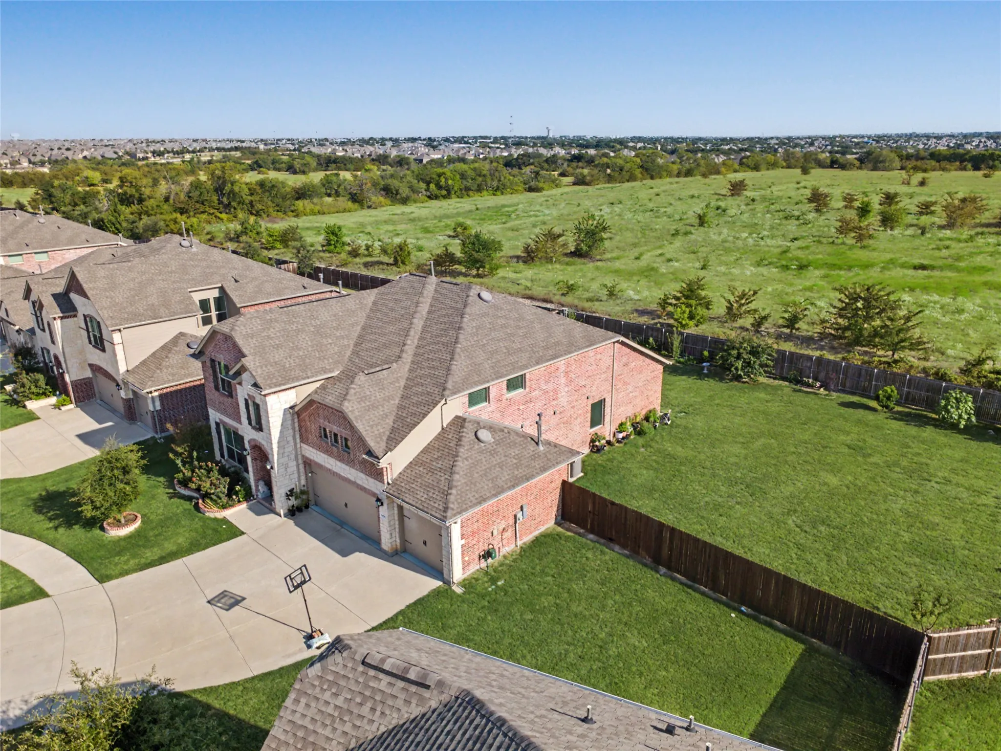 Single Family Residence For Sale in Collin County , 10011 Sovereign Drive, Frisco, Texas 75035, 4 Bedroom, 4 Bathroom, 2 Garage spaces, 3,183 Sqft, built in 2021, mls#21376498, Real Estate Agent in Frisco, Homes For Sale in Collin county, Homes For Sale in Frisco, Realtor in Frisco Texas, Real Estate Brokerage Independent Realty Texas, Luminita Cordes Realtor