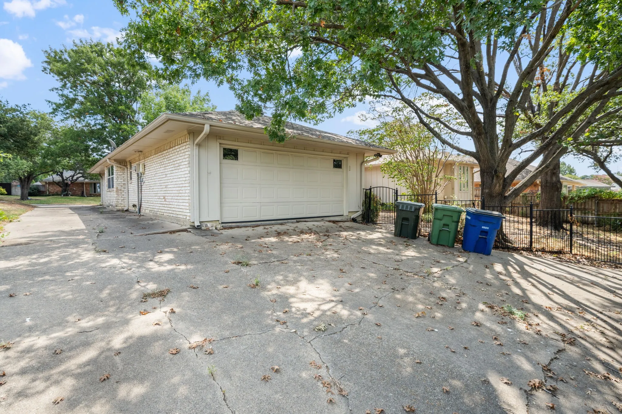 Single Family Residence For Sale in Dallas County , 2702 Wagonwheel Drive, Carrollton, Texas 75006, 4 Bedroom, 3 Bathroom, 2 Garage spaces, 2,493 Sqft, built in 1974, mls#21376175, Real Estate Agent in Carrollton, Homes For Sale in Dallas county, Homes For Sale in Carrollton, Realtor in Carrollton Texas, Real Estate Brokerage Independent Realty Texas, Luminita Cordes Realtor