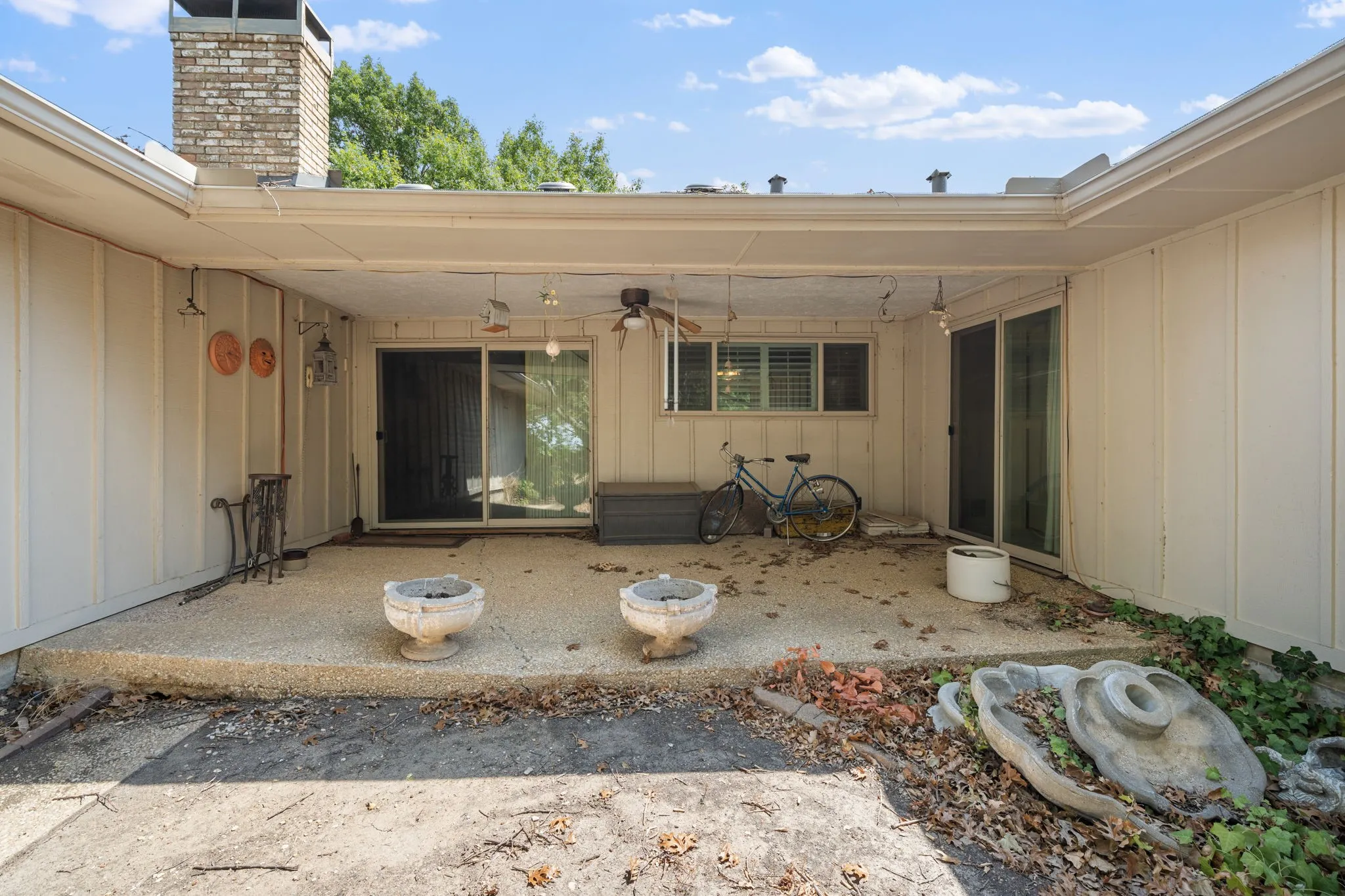 Single Family Residence For Sale in Dallas County , 2702 Wagonwheel Drive, Carrollton, Texas 75006, 4 Bedroom, 3 Bathroom, 2 Garage spaces, 2,493 Sqft, built in 1974, mls#21376175, Real Estate Agent in Carrollton, Homes For Sale in Dallas county, Homes For Sale in Carrollton, Realtor in Carrollton Texas, Real Estate Brokerage Independent Realty Texas, Luminita Cordes Realtor
