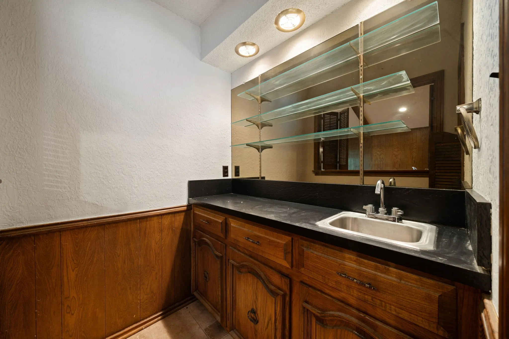 Single Family Residence For Sale in Dallas County , 2702 Wagonwheel Drive, Carrollton, Texas 75006, 4 Bedroom, 3 Bathroom, 2 Garage spaces, 2,493 Sqft, built in 1974, mls#21376175, Real Estate Agent in Carrollton, Homes For Sale in Dallas county, Homes For Sale in Carrollton, Realtor in Carrollton Texas, Real Estate Brokerage Independent Realty Texas, Luminita Cordes Realtor