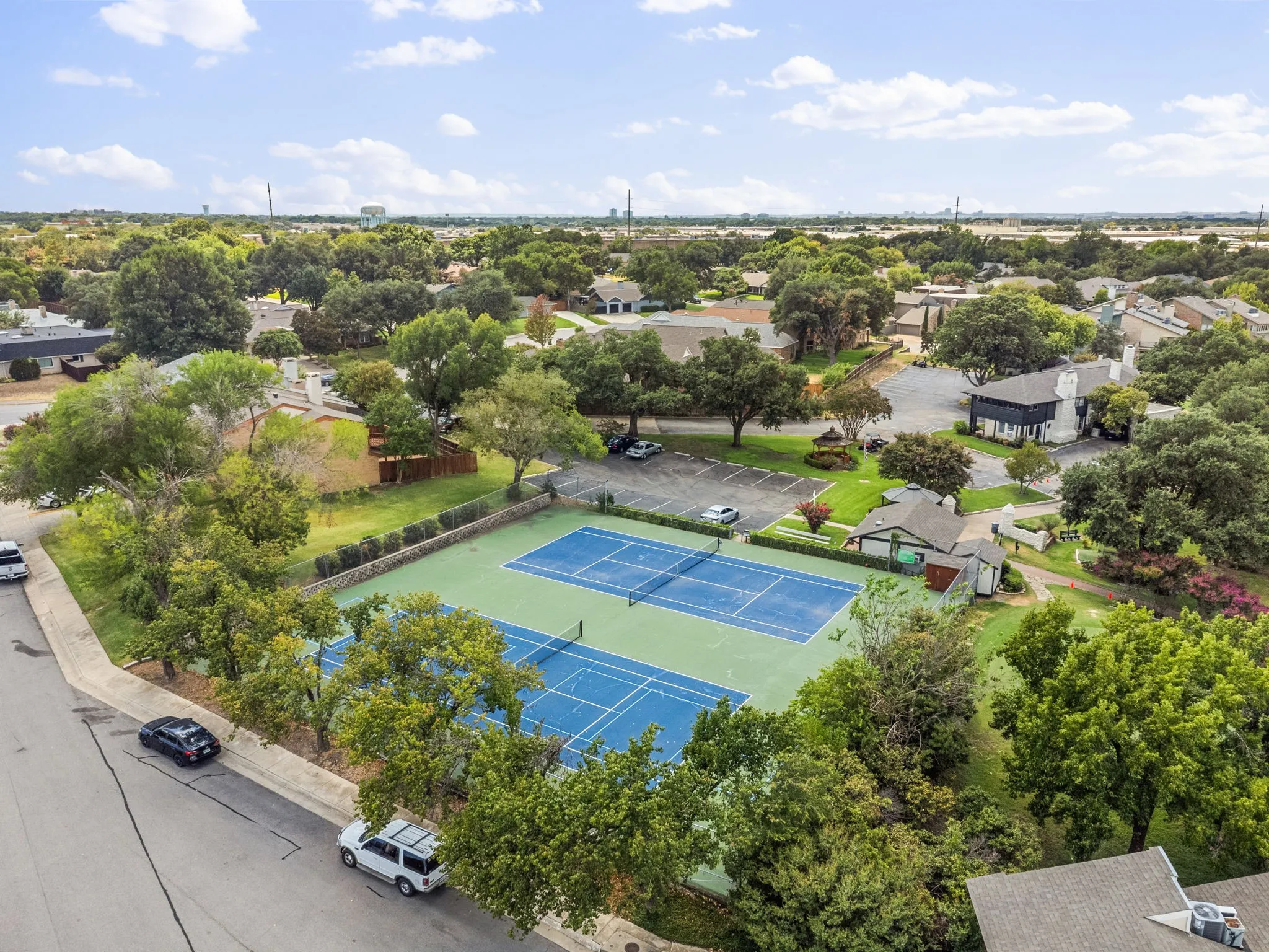 Single Family Residence For Sale in Dallas County , 2702 Wagonwheel Drive, Carrollton, Texas 75006, 4 Bedroom, 3 Bathroom, 2 Garage spaces, 2,493 Sqft, built in 1974, mls#21376175, Real Estate Agent in Carrollton, Homes For Sale in Dallas county, Homes For Sale in Carrollton, Realtor in Carrollton Texas, Real Estate Brokerage Independent Realty Texas, Luminita Cordes Realtor