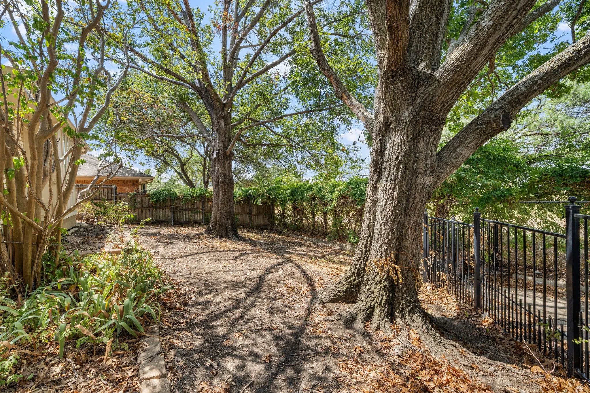 Single Family Residence For Sale in Dallas County , 2702 Wagonwheel Drive, Carrollton, Texas 75006, 4 Bedroom, 3 Bathroom, 2 Garage spaces, 2,493 Sqft, built in 1974, mls#21376175, Real Estate Agent in Carrollton, Homes For Sale in Dallas county, Homes For Sale in Carrollton, Realtor in Carrollton Texas, Real Estate Brokerage Independent Realty Texas, Luminita Cordes Realtor