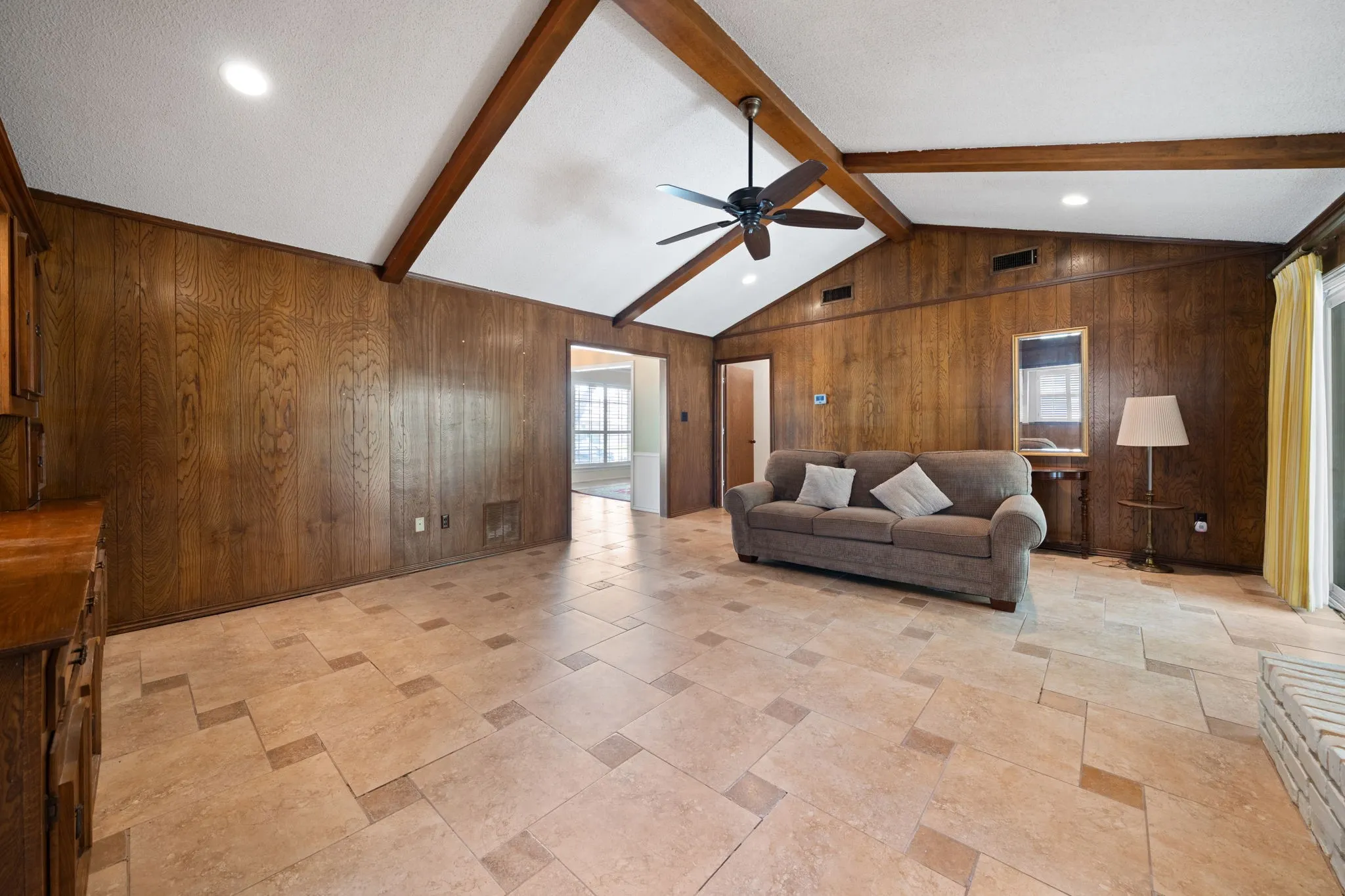 Single Family Residence For Sale in Dallas County , 2702 Wagonwheel Drive, Carrollton, Texas 75006, 4 Bedroom, 3 Bathroom, 2 Garage spaces, 2,493 Sqft, built in 1974, mls#21376175, Real Estate Agent in Carrollton, Homes For Sale in Dallas county, Homes For Sale in Carrollton, Realtor in Carrollton Texas, Real Estate Brokerage Independent Realty Texas, Luminita Cordes Realtor